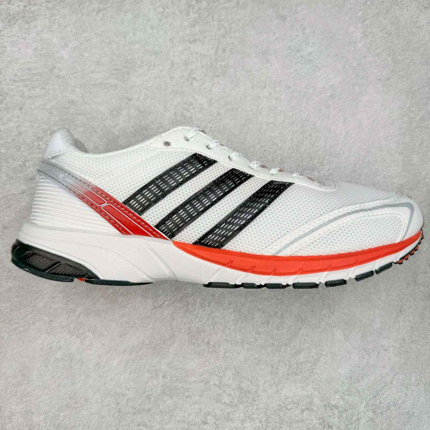 BAD BUNNY x AD Originals ADIZERO SL 72 联名柔软舒适防滑耐磨低帮生活休闲鞋 JH9972 此番 Bad Bunny 和 adidas 以 Adizero SL 72 为蓝本，推出 3 款不同配色，设计灵感汲取自复古跑鞋 SL 72 ，将经典元素与现代风尚相融合，打造出别具一格的鞋履。鞋面采用多层次叠加设计，很有层次感，吸引人。选用华夫格网、绒面革、皮革和灯芯绒等优质材料。鞋身上的 “ Para Bad Bunny ”中足标识与双阿迪达斯标志，彰显了双方的合作身份。搭载 Adizero 泡棉中底，确保卓越的舒适性与性能表现。尺码：36 36.5 37.5 38 38.5 39 40 40.5 41 42 42.5 43 44 44.5 45-选品中心