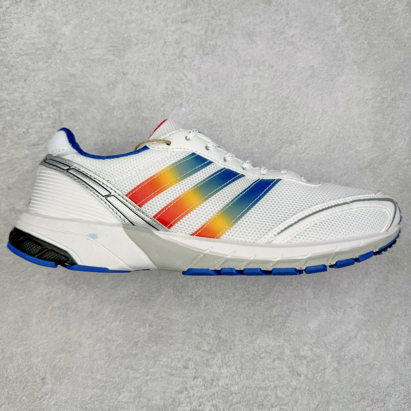 BAD BUNNY x AD Originals ADIZERO SL 72 联名柔软舒适防滑耐磨低帮生活休闲鞋 JI2684此番 Bad Bunny 和 adidas 以 Adizero SL 72 为蓝本，推出 3 款不同配色，设计灵感汲取自复古跑鞋 SL 72 ，将经典元素与现代风尚相融合，打造出别具一格的鞋履。鞋面采用多层次叠加设计，很有层次感，吸引人。选用华夫格网、绒面革、皮革和灯芯绒等优质材料。鞋身上的 “ Para Bad Bunny ”中足标识与双阿迪达斯标志，彰显了双方的合作身份。搭载 Adizero 泡棉中底，确保卓越的舒适性与性能表现。尺码：36 36.5 37.5 38 38.5 39 40 40.5 41 42 42.5 43 44 44.5 45-选品中心