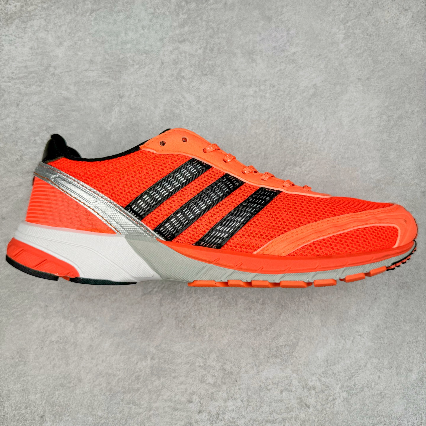 BAD BUNNY x AD Originals ADIZERO SL 72 联名柔软舒适防滑耐磨低帮生活休闲鞋 IH0971此番 Bad Bunny 和 adidas 以 Adizero SL 72 为蓝本，推出 3 款不同配色，设计灵感汲取自复古跑鞋 SL 72 ，将经典元素与现代风尚相融合，打造出别具一格的鞋履。鞋面采用多层次叠加设计，很有层次感，吸引人。选用华夫格网、绒面革、皮革和灯芯绒等优质材料。鞋身上的 “ Para Bad Bunny ”中足标识与双阿迪达斯标志，彰显了双方的合作身份。搭载 Adizero 泡棉中底，确保卓越的舒适性与性能表现。尺码：36 36.5 37.5 38 38.5 39 40 40.5 41 42 42.5 43 44 44.5 45-选品中心