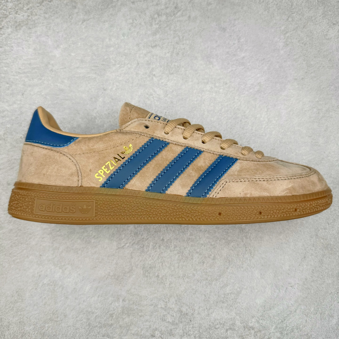 AD Originals Handball SPZL 手球运动员系列百搭休闲运动板鞋 JH5435 这款来自阿迪达斯的这款HANDBALL SPZL前身是一双手球运动鞋，这一次拿来复刻，所以鞋面的主要色彩选用了黑色， 鞋面外侧除了Spezial字母之外还有三叶草标志。Handball SPZL作为复古手球训练鞋与作为室内足球鞋的Samba有着异曲同工之处，但是质感更为出众的鞋身以及丰富的配色选择比起Samba来讲可以说是更胜一筹了！尺码：36 36⅔ 37⅓ 38 38⅔ 39⅓ 40 40⅔ 41⅓ 42 42⅔ 43⅓ 44 45-选品中心