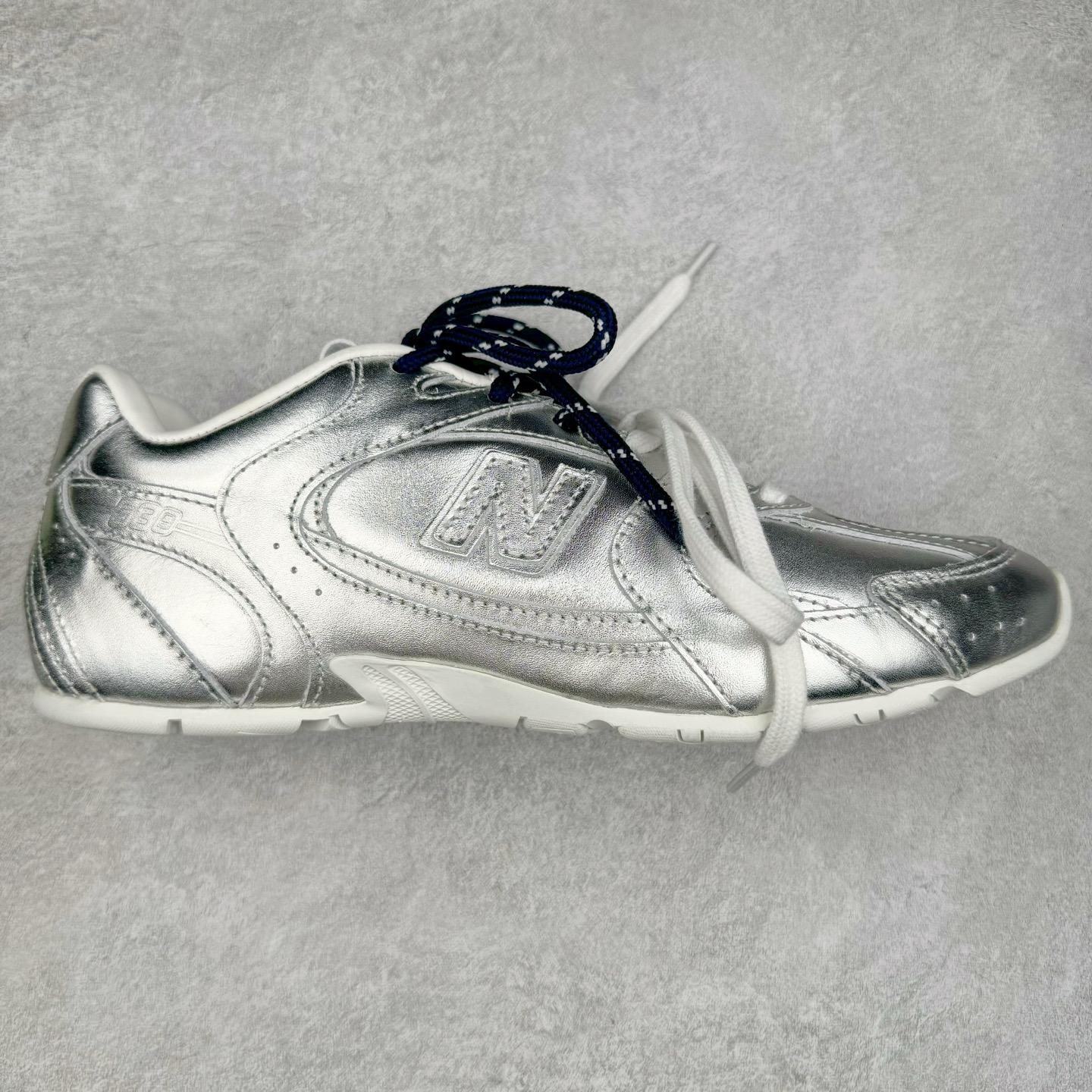 ＃莞产 Miumiu x New Balance NB530 新百伦缪缪联名款复古运动鞋 全套原楦原纸板原厂数据开发 原厂三文治网纱 原装进口羊皮加羊反绒正确绒感卡色 正确中底拉帮中底纸板满印细节 冲裁组合 匠心打造 耗时两个月开发完成 工艺极其复杂难度可想而知 新开独立私模大底 全网唯一正确私模大底 高端零售专供产物 这双变奏版本的530 SL 有着抢眼的双鞋带系统 以撞色的拼接感带出不同以往的风格 同时透过网眼面料与麂皮呈现复古质地 除了极为受到欢迎的棕色调之外 还推出了轻盈的裸白色系 而双方的联名徽标则展现在鞋舌以及内里衬底之上 搭配棉质和皮革的双重鞋带设计呈现出不俗的质感 此番的一大亮点就是将原来的ABZORB 鞋底更换为超薄外底 诠释Y2K风造型 鞋舌上的\\\”Miu Miu\\\”和\\\”NB\\\”Logo彰显联名身份 整双鞋带来浓浓的复古氛围 尺码：36 37 37.5 38 38.5 39.5 40 40.5 41.5 42 42.5 43 44 44.5 45-选品中心