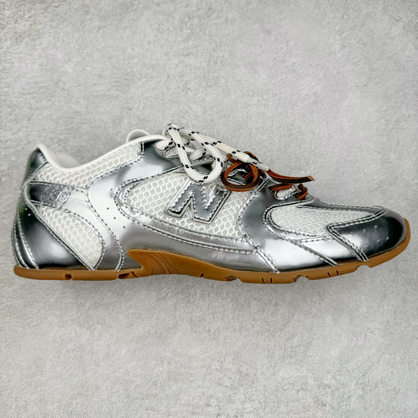 ＃莞产 Miumiu x New Balance NB530 新百伦缪缪联名款复古运动鞋 全套原楦原纸板原厂数据开发 原厂三文治网纱 原装进口羊皮加羊反绒正确绒感卡色 正确中底拉帮中底纸板满印细节 冲裁组合 匠心打造 耗时两个月开发完成 工艺极其复杂难度可想而知 新开独立私模大底 全网唯一正确私模大底 高端零售专供产物 这双变奏版本的530 SL 有着抢眼的双鞋带系统 以撞色的拼接感带出不同以往的风格 同时透过网眼面料与麂皮呈现复古质地 除了极为受到欢迎的棕色调之外 还推出了轻盈的裸白色系 而双方的联名徽标则展现在鞋舌以及内里衬底之上 搭配棉质和皮革的双重鞋带设计呈现出不俗的质感 此番的一大亮点就是将原来的ABZORB 鞋底更换为超薄外底 诠释Y2K风造型 鞋舌上的\\\”Miu Miu\\\”和\\\”NB\\\”Logo彰显联名身份 整双鞋带来浓浓的复古氛围 尺码：36 37 37.5 38 38.5 39.5 40 40.5 41.5 42 42.5 43 44 44.5 45-选品中心