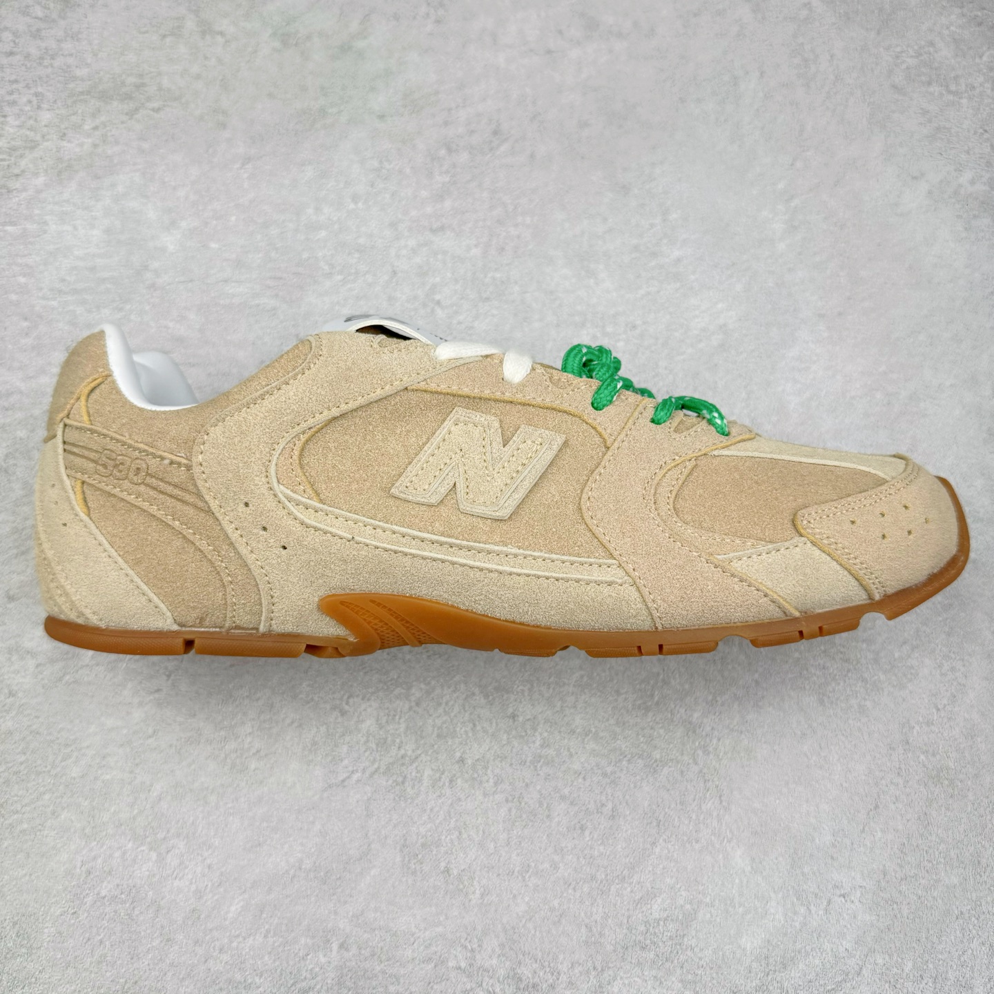 ＃M3 MiuMiu x New Balance NB530 SL 缪缪联名系列低帮经典复古休闲运动慢跑鞋 近几年运动品牌与各大潮流品牌不断推出联名产品，在球鞋圈拥有极高的热度。此外，奢侈品牌和运动品牌联名也早已非新鲜事，继 Dior 和 Jordan Brand 以及 Prada 和 adidas 合作后。近日，Miu Miu与New Balance的合作基本已经成为定番，每年都会上新，而近期的最新联名也已经正式曝光，预计会在24年春夏面世！相比之前两次使用的574，这次Miu Miu带来了全新风格。采用了全新型号MR530进行设计，继续使用复古的旧化效果和去年就被带火的美拉德配色打造。Miu Miu作为千禧文化的重要推手，这次也是直接挑选了New Balance 2000年代时发布的健身跑鞋MR530。整体做旧效果非常明显，甚至有些二手鞋的感觉，多少是有点瘦巴黎世家影响了……配色方面将会推出米色和棕色两种颜色可供选择，整体覆盖了做旧麂皮，鞋舌和鞋垫和之前一致，有Miu Miu的Logo，同时搭配皮革和棉质双鞋带组成。尺码：36 37 37.5 38 38.5 39.5 40 40.5 41.5 42 42.5 43.5 44 44.5 45-选品中心