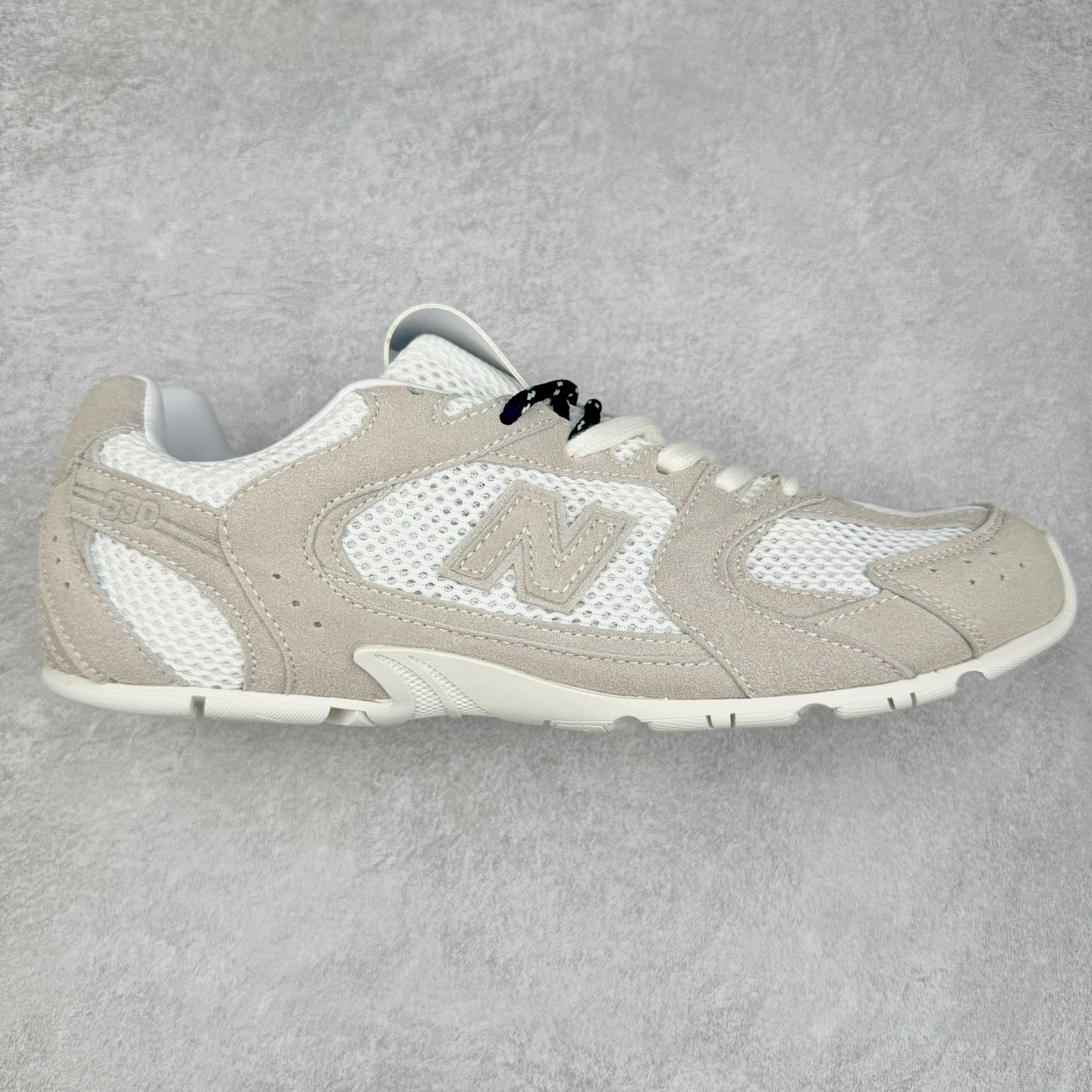 ＃M3 MiuMiu x New Balance NB530 SL 缪缪联名系列低帮经典复古休闲运动慢跑鞋 近几年运动品牌与各大潮流品牌不断推出联名产品，在球鞋圈拥有极高的热度。此外，奢侈品牌和运动品牌联名也早已非新鲜事，继 Dior 和 Jordan Brand 以及 Prada 和 adidas 合作后。近日，Miu Miu与New Balance的合作基本已经成为定番，每年都会上新，而近期的最新联名也已经正式曝光，预计会在24年春夏面世！相比之前两次使用的574，这次Miu Miu带来了全新风格。采用了全新型号MR530进行设计，继续使用复古的旧化效果和去年就被带火的美拉德配色打造。Miu Miu作为千禧文化的重要推手，这次也是直接挑选了New Balance 2000年代时发布的健身跑鞋MR530。整体做旧效果非常明显，甚至有些二手鞋的感觉，多少是有点瘦巴黎世家影响了……配色方面将会推出米色和棕色两种颜色可供选择，整体覆盖了做旧麂皮，鞋舌和鞋垫和之前一致，有Miu Miu的Logo，同时搭配皮革和棉质双鞋带组成。尺码：36 37 37.5 38 38.5 39.5 40 40.5 41.5 42 42.5 43.5 44 44.5 45-选品中心