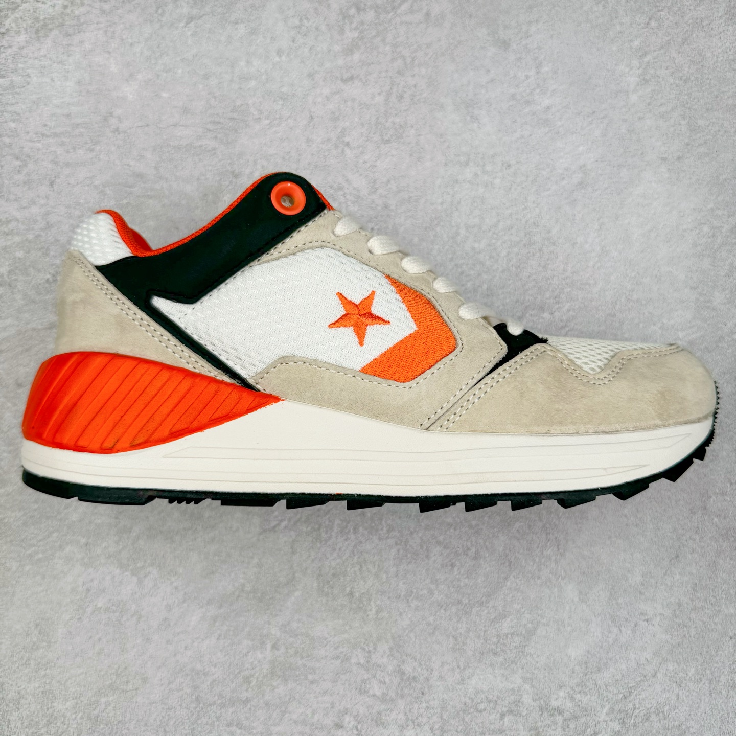 Converse WAVE TRAINER OX 舒适防滑耐磨 复古休闲通勤跑鞋 鞋面采用透气网布材质 搭配部分质感麂皮拼接 层次丰富且不失高级感 鞋身线条设计与鞋侧星星标志相呼应 简约不简单 货号：A12837C 白灰 货号：A12835C 白橙 货号：A12836C 白蓝 尺码：36 36.5 37 37.5 38 39 39.5 40 41 41.5 42 42.5 43 44-选品中心