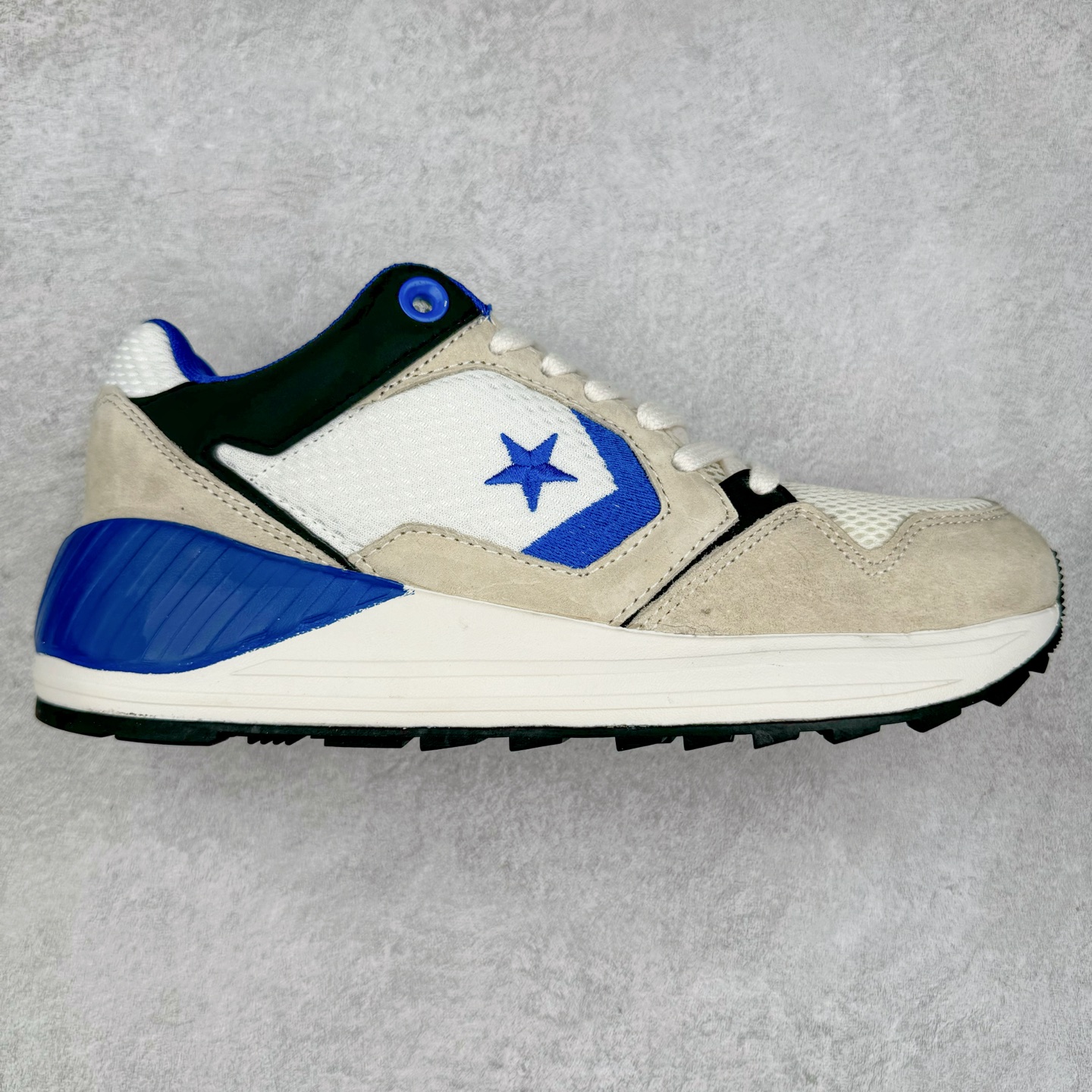 Converse WAVE TRAINER OX 舒适防滑耐磨 复古休闲通勤跑鞋 鞋面采用透气网布材质 搭配部分质感麂皮拼接 层次丰富且不失高级感 鞋身线条设计与鞋侧星星标志相呼应 简约不简单 货号：A12837C 白灰 货号：A12835C 白橙 货号：A12836C 白蓝 尺码：36 36.5 37 37.5 38 39 39.5 40 41 41.5 42 42.5 43 44-选品中心