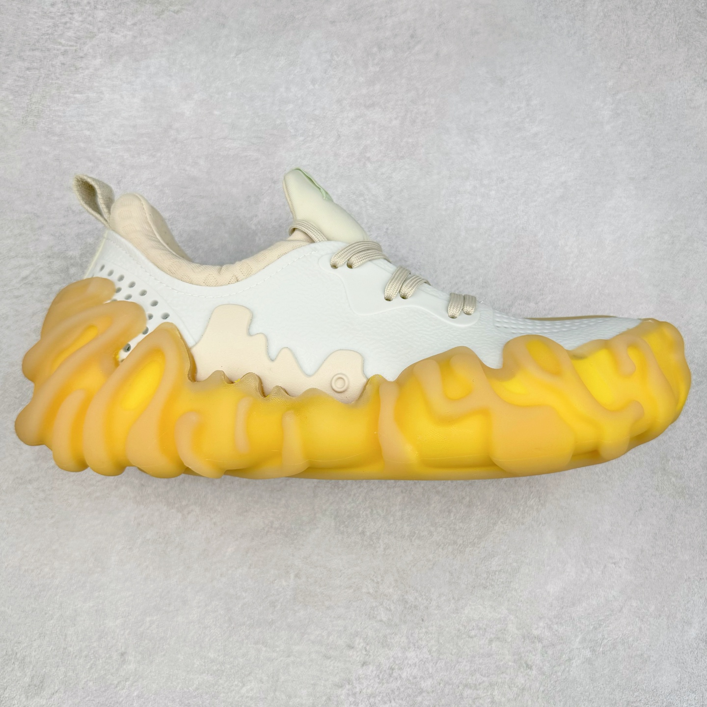 ＃DG莞产 Salehe Bembury x Crocs Pollex Juniper 卡骆驰联名款经典简约休闲沙滩洞洞拖鞋凉鞋 透明防水袋包装 注意配件需单独购买 超轻Croslite专利材料打造 鞋面更加耐用易清洗 该鞋款轻盈舒适 2002年 经典克骆格诞生 秉承外形简单 穿着舒适的初衷 不断为消费者带来舒适的穿着体验 穿出“趣”味 鞋面洞洞可搭彰显个性的智必星 一鞋两穿 可调节式后跟带增添鞋身的稳固性能 放前面变成愜意舒适的凉拖 放后面行走跑跳更加稳妥 Croslite ™材料 封闭式细胞树脂 能够在体温作用下自动变形以适应脚部形状 涉水性优秀的同时易于清洁 抓地力强 不易打滑 Crocs的核心理念：轻便 灵活 全方位的舒适感 同步官方尺码：M4（36-37） M5（37-38）M6（38-39）M7（39-40）M8（41-42）M9（42-43）M10（43-44）M11（45-46）-选品中心