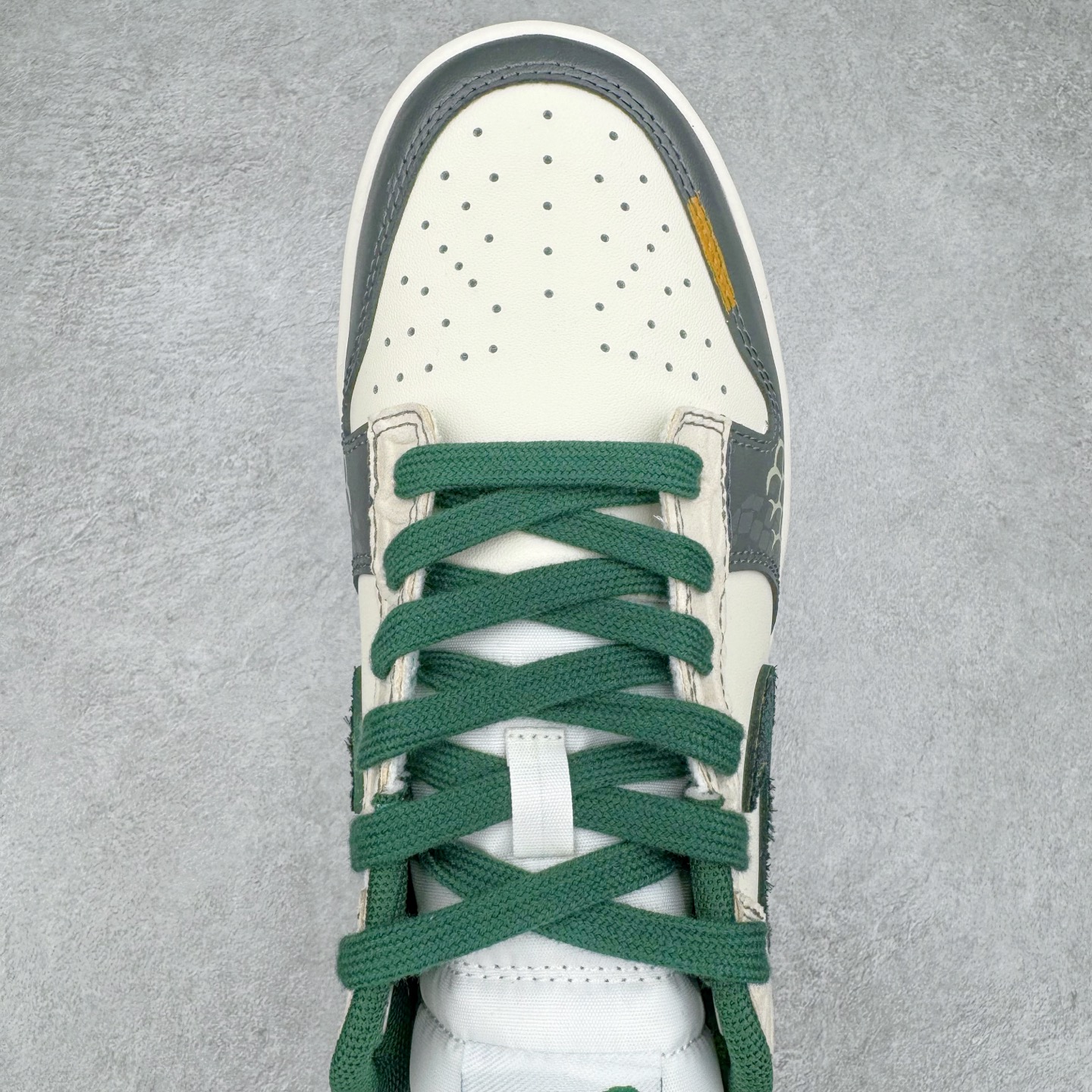 图片[4]-＃YC纯原 NK Dunk Low 蜕尘迎金 DV0833-111 此款以蛇蜕新生为灵感，演绎鳞片重组的艺术美学。鞋身如玉白为底，泼墨般缀入深绿蛇纹，金线如游龙走笔勾勒鳞甲肌理，熔金色Swoosh如蜕下旧壳的瞬间光华，暗藏灵蛇盘踞的流动感。新年踩金鳞，踏出破界锋芒，让足下生风时亦藏东方玄机。定制系列天花板 无原鞋不开发 全系列得物原鞋一比一校对开发 配色持续更新中 终端对接 优势输出 全套原厂楦头原纸板数据档案倾力打造 原汁原味莞产 极致还原 圈内最强针车工艺 高端零售指定版 广东原厂配套原盒原标 鞋盒分三个尺码段 原厂冲刀 超高清洁度 全鞋零毛边皮料切割 采用原厂百宏鞋带以及原厂百宏织唛舌标 内标可供原厂几率过验 进口原装条纹中底布 四线拉帮白色点胶 原厂拉帮手法遵循公司 原厂电绣 极致还原 尺码：36 36.5 37.5 38 38.5 39 40 40.5 41 42 42.5 43 44 44.5 45 46-选品中心