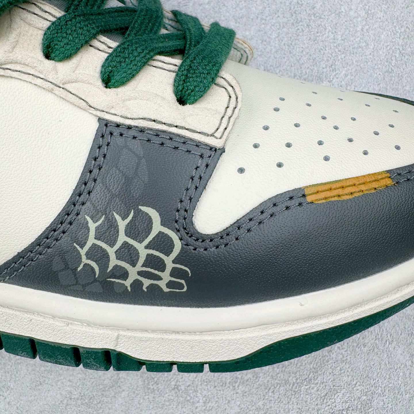 图片[19]-＃YC纯原 NK Dunk Low 蜕尘迎金 DV0833-111 此款以蛇蜕新生为灵感，演绎鳞片重组的艺术美学。鞋身如玉白为底，泼墨般缀入深绿蛇纹，金线如游龙走笔勾勒鳞甲肌理，熔金色Swoosh如蜕下旧壳的瞬间光华，暗藏灵蛇盘踞的流动感。新年踩金鳞，踏出破界锋芒，让足下生风时亦藏东方玄机。定制系列天花板 无原鞋不开发 全系列得物原鞋一比一校对开发 配色持续更新中 终端对接 优势输出 全套原厂楦头原纸板数据档案倾力打造 原汁原味莞产 极致还原 圈内最强针车工艺 高端零售指定版 广东原厂配套原盒原标 鞋盒分三个尺码段 原厂冲刀 超高清洁度 全鞋零毛边皮料切割 采用原厂百宏鞋带以及原厂百宏织唛舌标 内标可供原厂几率过验 进口原装条纹中底布 四线拉帮白色点胶 原厂拉帮手法遵循公司 原厂电绣 极致还原 尺码：36 36.5 37.5 38 38.5 39 40 40.5 41 42 42.5 43 44 44.5 45 46-选品中心