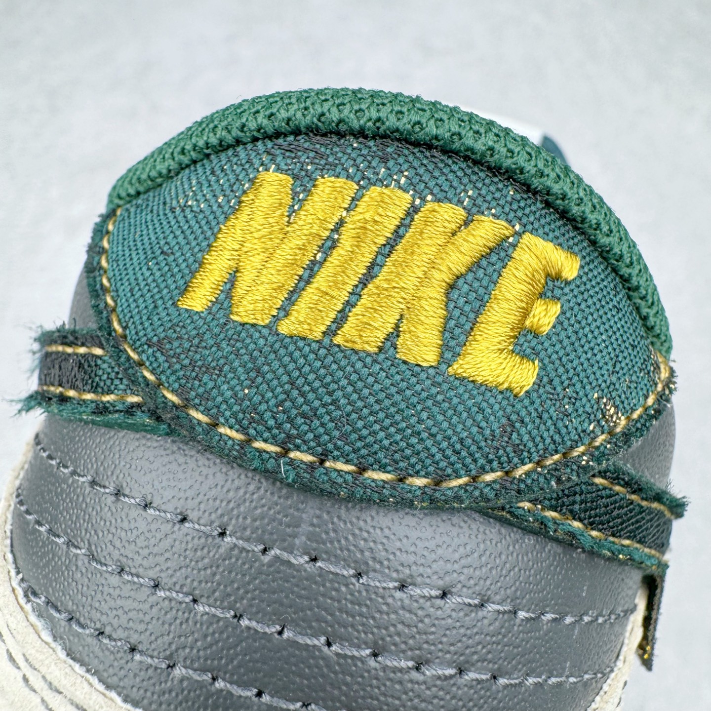 图片[15]-＃YC纯原 NK Dunk Low 蜕尘迎金 DV0833-111 此款以蛇蜕新生为灵感，演绎鳞片重组的艺术美学。鞋身如玉白为底，泼墨般缀入深绿蛇纹，金线如游龙走笔勾勒鳞甲肌理，熔金色Swoosh如蜕下旧壳的瞬间光华，暗藏灵蛇盘踞的流动感。新年踩金鳞，踏出破界锋芒，让足下生风时亦藏东方玄机。定制系列天花板 无原鞋不开发 全系列得物原鞋一比一校对开发 配色持续更新中 终端对接 优势输出 全套原厂楦头原纸板数据档案倾力打造 原汁原味莞产 极致还原 圈内最强针车工艺 高端零售指定版 广东原厂配套原盒原标 鞋盒分三个尺码段 原厂冲刀 超高清洁度 全鞋零毛边皮料切割 采用原厂百宏鞋带以及原厂百宏织唛舌标 内标可供原厂几率过验 进口原装条纹中底布 四线拉帮白色点胶 原厂拉帮手法遵循公司 原厂电绣 极致还原 尺码：36 36.5 37.5 38 38.5 39 40 40.5 41 42 42.5 43 44 44.5 45 46-选品中心