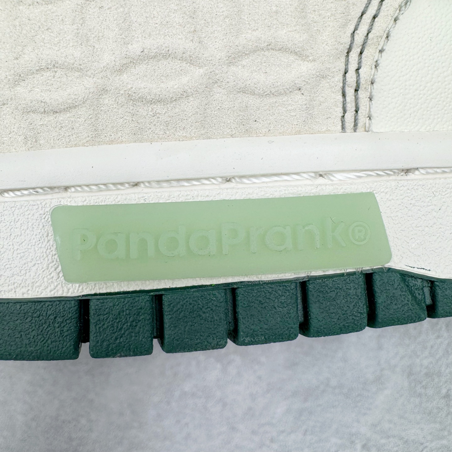 图片[17]-＃YC纯原 NK Dunk Low 蜕尘迎金 DV0833-111 此款以蛇蜕新生为灵感，演绎鳞片重组的艺术美学。鞋身如玉白为底，泼墨般缀入深绿蛇纹，金线如游龙走笔勾勒鳞甲肌理，熔金色Swoosh如蜕下旧壳的瞬间光华，暗藏灵蛇盘踞的流动感。新年踩金鳞，踏出破界锋芒，让足下生风时亦藏东方玄机。定制系列天花板 无原鞋不开发 全系列得物原鞋一比一校对开发 配色持续更新中 终端对接 优势输出 全套原厂楦头原纸板数据档案倾力打造 原汁原味莞产 极致还原 圈内最强针车工艺 高端零售指定版 广东原厂配套原盒原标 鞋盒分三个尺码段 原厂冲刀 超高清洁度 全鞋零毛边皮料切割 采用原厂百宏鞋带以及原厂百宏织唛舌标 内标可供原厂几率过验 进口原装条纹中底布 四线拉帮白色点胶 原厂拉帮手法遵循公司 原厂电绣 极致还原 尺码：36 36.5 37.5 38 38.5 39 40 40.5 41 42 42.5 43 44 44.5 45 46-选品中心