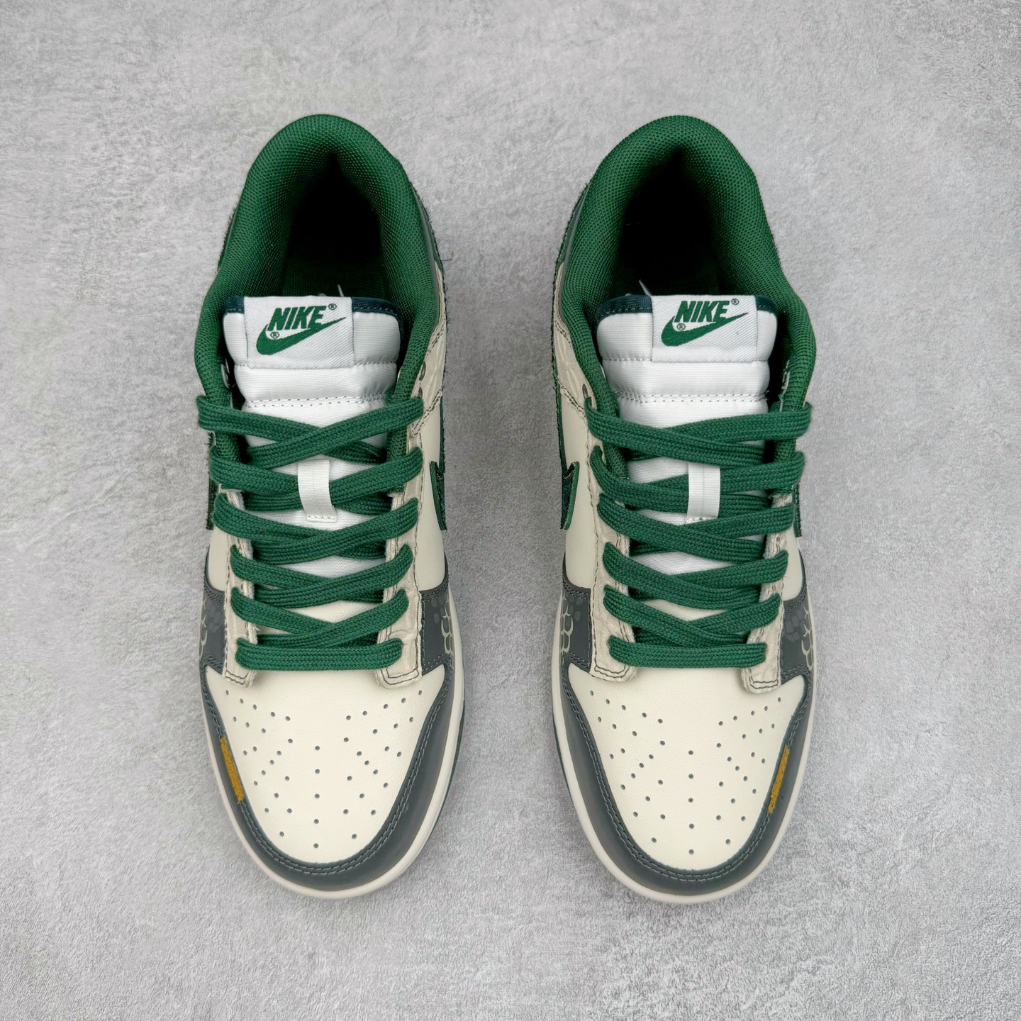 图片[2]-＃YC纯原 NK Dunk Low 蜕尘迎金 DV0833-111 此款以蛇蜕新生为灵感，演绎鳞片重组的艺术美学。鞋身如玉白为底，泼墨般缀入深绿蛇纹，金线如游龙走笔勾勒鳞甲肌理，熔金色Swoosh如蜕下旧壳的瞬间光华，暗藏灵蛇盘踞的流动感。新年踩金鳞，踏出破界锋芒，让足下生风时亦藏东方玄机。定制系列天花板 无原鞋不开发 全系列得物原鞋一比一校对开发 配色持续更新中 终端对接 优势输出 全套原厂楦头原纸板数据档案倾力打造 原汁原味莞产 极致还原 圈内最强针车工艺 高端零售指定版 广东原厂配套原盒原标 鞋盒分三个尺码段 原厂冲刀 超高清洁度 全鞋零毛边皮料切割 采用原厂百宏鞋带以及原厂百宏织唛舌标 内标可供原厂几率过验 进口原装条纹中底布 四线拉帮白色点胶 原厂拉帮手法遵循公司 原厂电绣 极致还原 尺码：36 36.5 37.5 38 38.5 39 40 40.5 41 42 42.5 43 44 44.5 45 46-选品中心