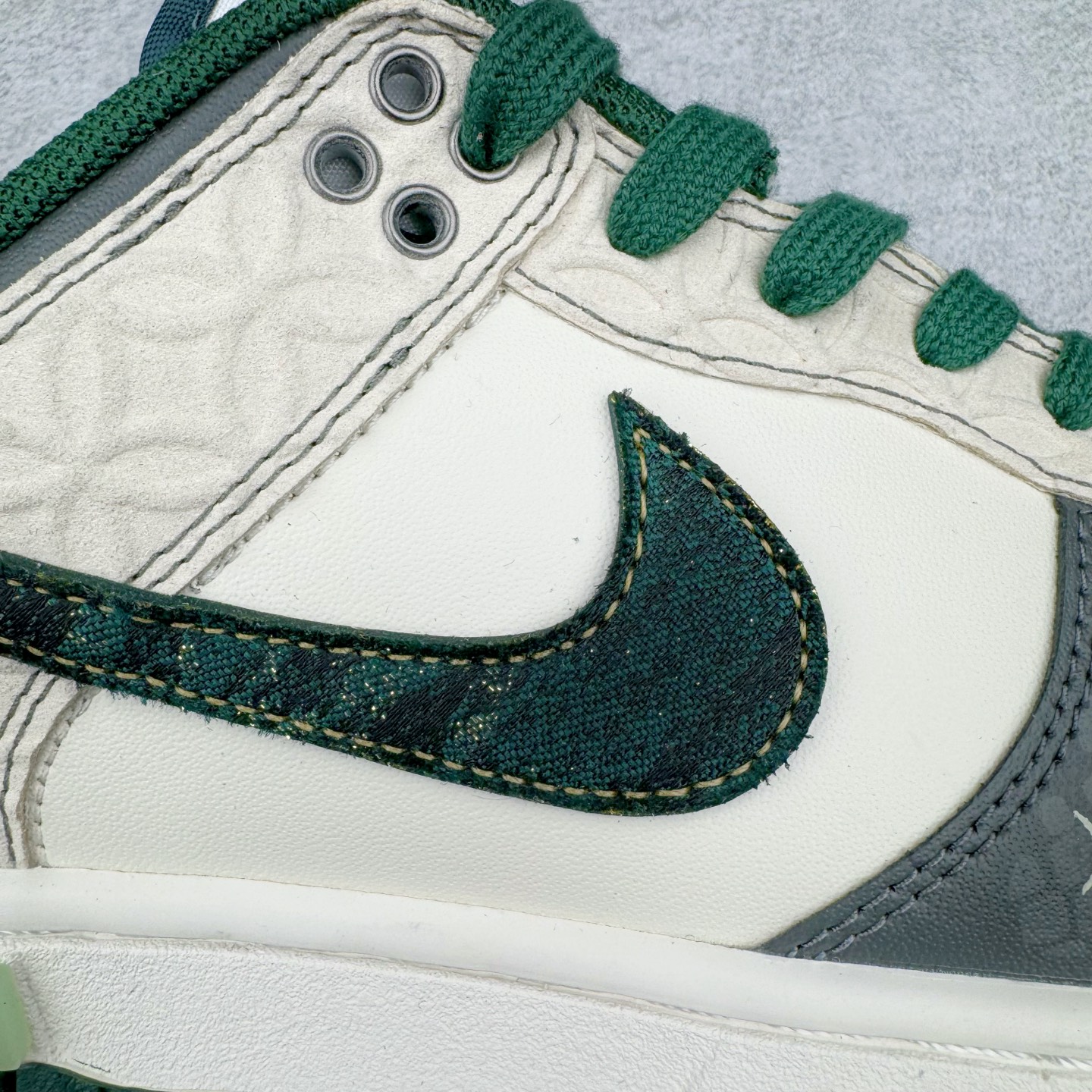 图片[18]-＃YC纯原 NK Dunk Low 蜕尘迎金 DV0833-111 此款以蛇蜕新生为灵感，演绎鳞片重组的艺术美学。鞋身如玉白为底，泼墨般缀入深绿蛇纹，金线如游龙走笔勾勒鳞甲肌理，熔金色Swoosh如蜕下旧壳的瞬间光华，暗藏灵蛇盘踞的流动感。新年踩金鳞，踏出破界锋芒，让足下生风时亦藏东方玄机。定制系列天花板 无原鞋不开发 全系列得物原鞋一比一校对开发 配色持续更新中 终端对接 优势输出 全套原厂楦头原纸板数据档案倾力打造 原汁原味莞产 极致还原 圈内最强针车工艺 高端零售指定版 广东原厂配套原盒原标 鞋盒分三个尺码段 原厂冲刀 超高清洁度 全鞋零毛边皮料切割 采用原厂百宏鞋带以及原厂百宏织唛舌标 内标可供原厂几率过验 进口原装条纹中底布 四线拉帮白色点胶 原厂拉帮手法遵循公司 原厂电绣 极致还原 尺码：36 36.5 37.5 38 38.5 39 40 40.5 41 42 42.5 43 44 44.5 45 46-选品中心