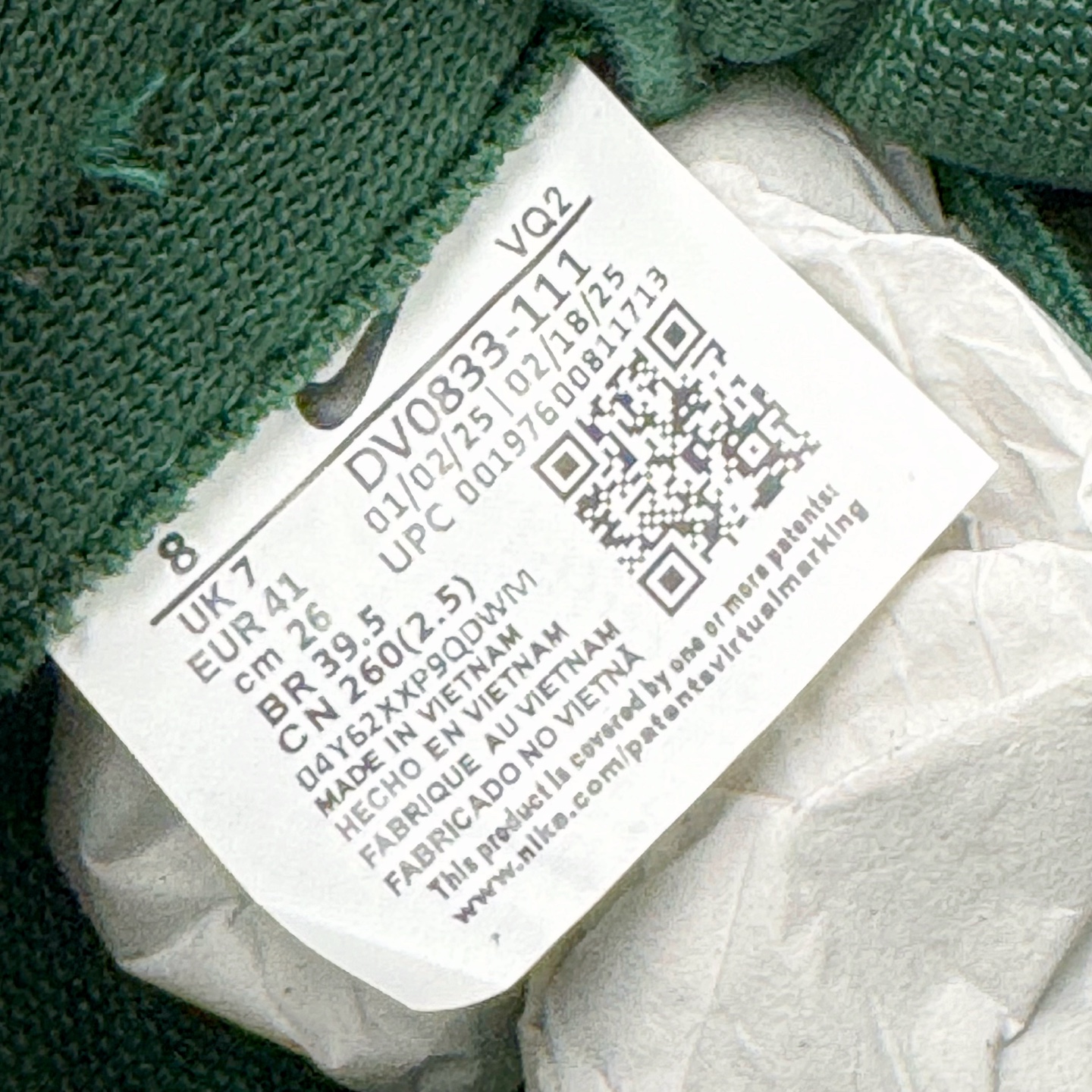 图片[12]-＃YC纯原 NK Dunk Low 蜕尘迎金 DV0833-111 此款以蛇蜕新生为灵感，演绎鳞片重组的艺术美学。鞋身如玉白为底，泼墨般缀入深绿蛇纹，金线如游龙走笔勾勒鳞甲肌理，熔金色Swoosh如蜕下旧壳的瞬间光华，暗藏灵蛇盘踞的流动感。新年踩金鳞，踏出破界锋芒，让足下生风时亦藏东方玄机。定制系列天花板 无原鞋不开发 全系列得物原鞋一比一校对开发 配色持续更新中 终端对接 优势输出 全套原厂楦头原纸板数据档案倾力打造 原汁原味莞产 极致还原 圈内最强针车工艺 高端零售指定版 广东原厂配套原盒原标 鞋盒分三个尺码段 原厂冲刀 超高清洁度 全鞋零毛边皮料切割 采用原厂百宏鞋带以及原厂百宏织唛舌标 内标可供原厂几率过验 进口原装条纹中底布 四线拉帮白色点胶 原厂拉帮手法遵循公司 原厂电绣 极致还原 尺码：36 36.5 37.5 38 38.5 39 40 40.5 41 42 42.5 43 44 44.5 45 46-选品中心