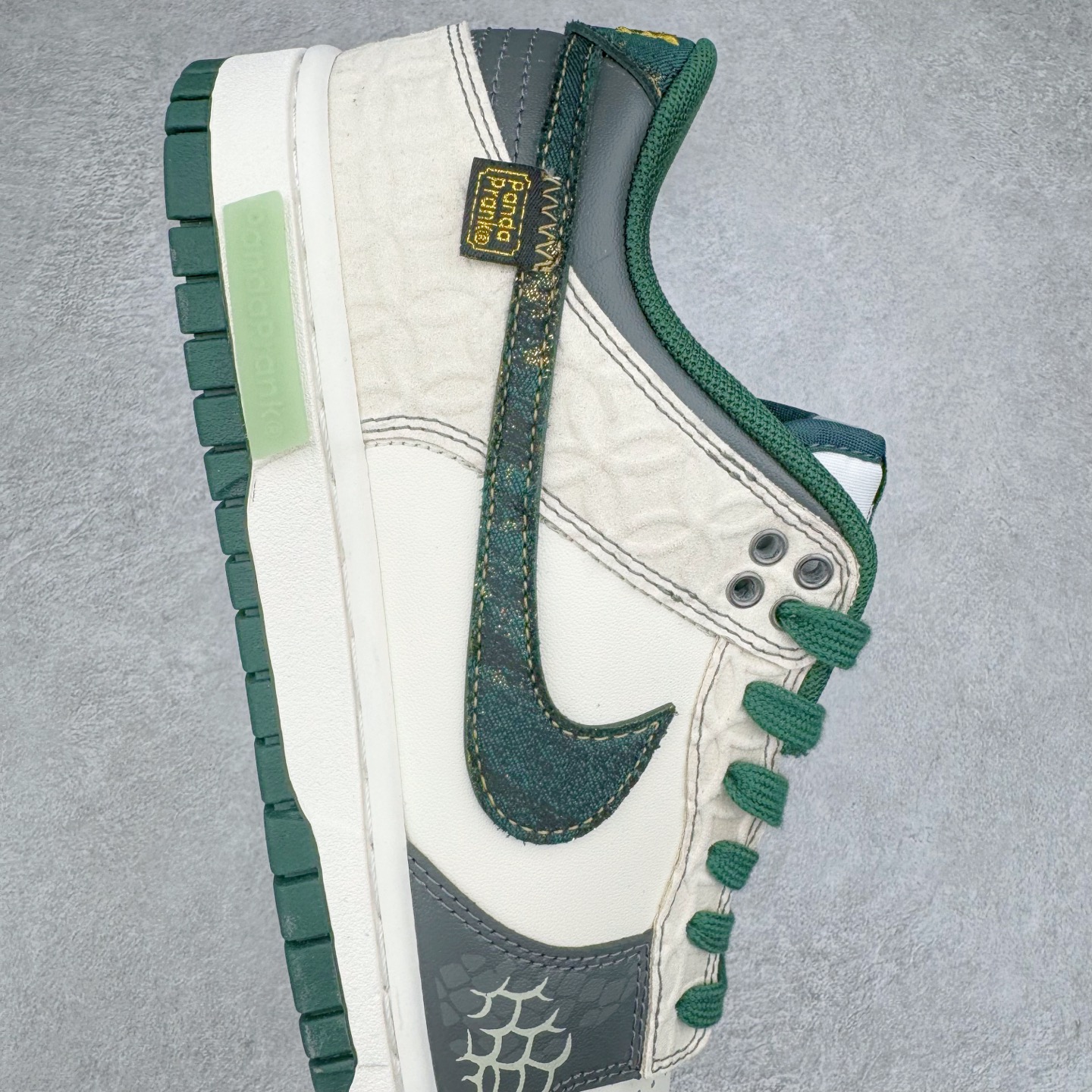 图片[6]-＃YC纯原 NK Dunk Low 蜕尘迎金 DV0833-111 此款以蛇蜕新生为灵感，演绎鳞片重组的艺术美学。鞋身如玉白为底，泼墨般缀入深绿蛇纹，金线如游龙走笔勾勒鳞甲肌理，熔金色Swoosh如蜕下旧壳的瞬间光华，暗藏灵蛇盘踞的流动感。新年踩金鳞，踏出破界锋芒，让足下生风时亦藏东方玄机。定制系列天花板 无原鞋不开发 全系列得物原鞋一比一校对开发 配色持续更新中 终端对接 优势输出 全套原厂楦头原纸板数据档案倾力打造 原汁原味莞产 极致还原 圈内最强针车工艺 高端零售指定版 广东原厂配套原盒原标 鞋盒分三个尺码段 原厂冲刀 超高清洁度 全鞋零毛边皮料切割 采用原厂百宏鞋带以及原厂百宏织唛舌标 内标可供原厂几率过验 进口原装条纹中底布 四线拉帮白色点胶 原厂拉帮手法遵循公司 原厂电绣 极致还原 尺码：36 36.5 37.5 38 38.5 39 40 40.5 41 42 42.5 43 44 44.5 45 46-选品中心
