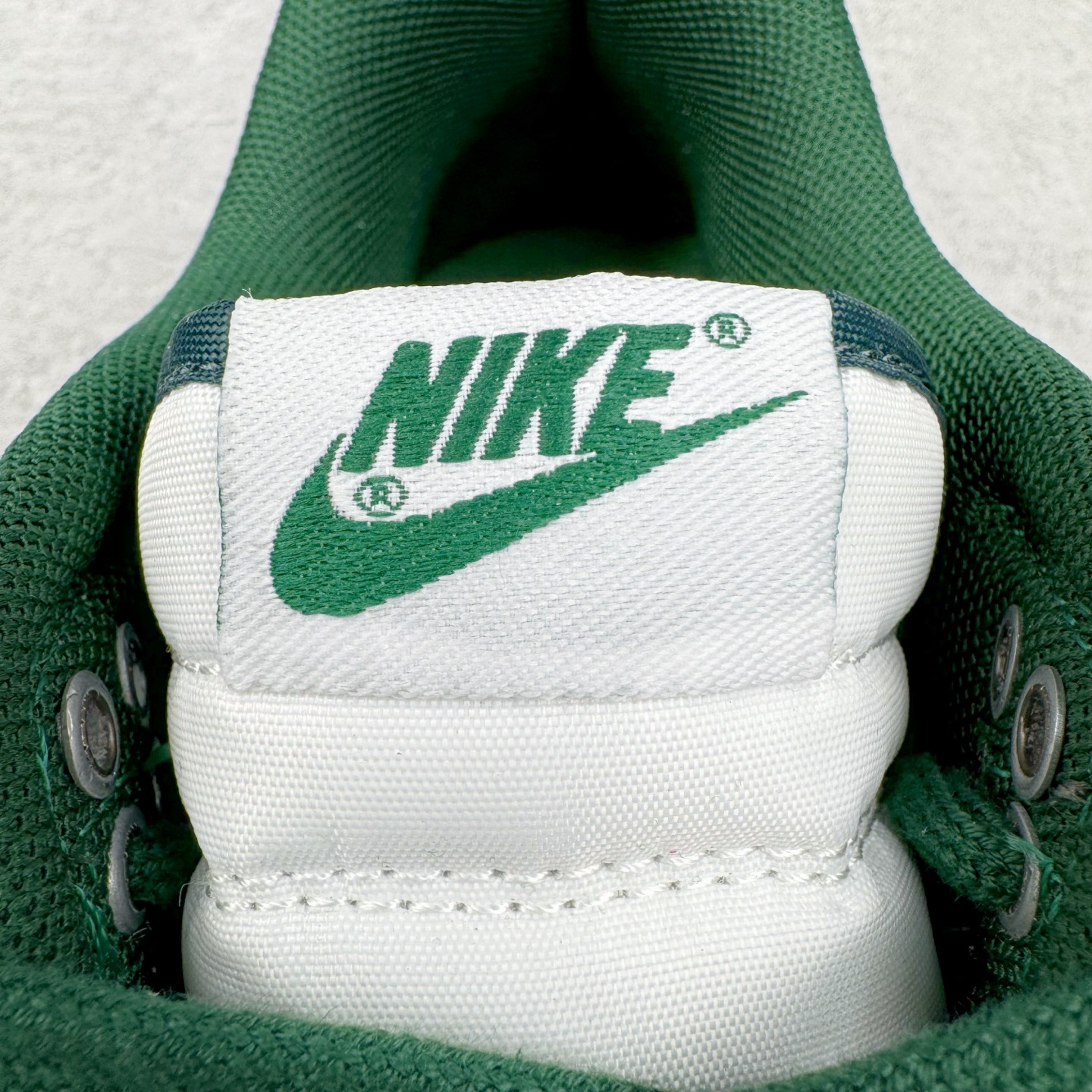 图片[13]-＃YC纯原 NK Dunk Low 蜕尘迎金 DV0833-111 此款以蛇蜕新生为灵感，演绎鳞片重组的艺术美学。鞋身如玉白为底，泼墨般缀入深绿蛇纹，金线如游龙走笔勾勒鳞甲肌理，熔金色Swoosh如蜕下旧壳的瞬间光华，暗藏灵蛇盘踞的流动感。新年踩金鳞，踏出破界锋芒，让足下生风时亦藏东方玄机。定制系列天花板 无原鞋不开发 全系列得物原鞋一比一校对开发 配色持续更新中 终端对接 优势输出 全套原厂楦头原纸板数据档案倾力打造 原汁原味莞产 极致还原 圈内最强针车工艺 高端零售指定版 广东原厂配套原盒原标 鞋盒分三个尺码段 原厂冲刀 超高清洁度 全鞋零毛边皮料切割 采用原厂百宏鞋带以及原厂百宏织唛舌标 内标可供原厂几率过验 进口原装条纹中底布 四线拉帮白色点胶 原厂拉帮手法遵循公司 原厂电绣 极致还原 尺码：36 36.5 37.5 38 38.5 39 40 40.5 41 42 42.5 43 44 44.5 45 46-选品中心