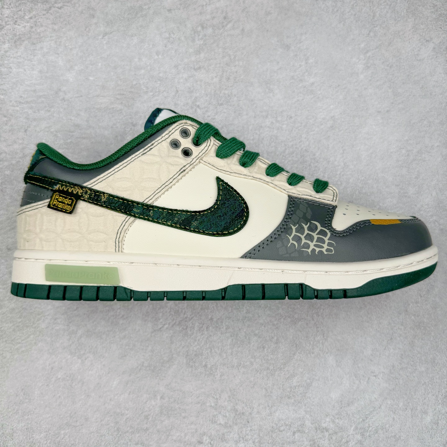 ＃YC纯原 NK Dunk Low 蜕尘迎金 DV0833-111 此款以蛇蜕新生为灵感，演绎鳞片重组的艺术美学。鞋身如玉白为底，泼墨般缀入深绿蛇纹，金线如游龙走笔勾勒鳞甲肌理，熔金色Swoosh如蜕下旧壳的瞬间光华，暗藏灵蛇盘踞的流动感。新年踩金鳞，踏出破界锋芒，让足下生风时亦藏东方玄机。定制系列天花板 无原鞋不开发 全系列得物原鞋一比一校对开发 配色持续更新中 终端对接 优势输出 全套原厂楦头原纸板数据档案倾力打造 原汁原味莞产 极致还原 圈内最强针车工艺 高端零售指定版 广东原厂配套原盒原标 鞋盒分三个尺码段 原厂冲刀 超高清洁度 全鞋零毛边皮料切割 采用原厂百宏鞋带以及原厂百宏织唛舌标 内标可供原厂几率过验 进口原装条纹中底布 四线拉帮白色点胶 原厂拉帮手法遵循公司 原厂电绣 极致还原 尺码：36 36.5 37.5 38 38.5 39 40 40.5 41 42 42.5 43 44 44.5 45 46-选品中心