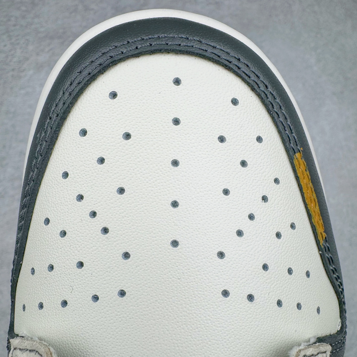 图片[14]-＃YC纯原 NK Dunk Low 蜕尘迎金 DV0833-111 此款以蛇蜕新生为灵感，演绎鳞片重组的艺术美学。鞋身如玉白为底，泼墨般缀入深绿蛇纹，金线如游龙走笔勾勒鳞甲肌理，熔金色Swoosh如蜕下旧壳的瞬间光华，暗藏灵蛇盘踞的流动感。新年踩金鳞，踏出破界锋芒，让足下生风时亦藏东方玄机。定制系列天花板 无原鞋不开发 全系列得物原鞋一比一校对开发 配色持续更新中 终端对接 优势输出 全套原厂楦头原纸板数据档案倾力打造 原汁原味莞产 极致还原 圈内最强针车工艺 高端零售指定版 广东原厂配套原盒原标 鞋盒分三个尺码段 原厂冲刀 超高清洁度 全鞋零毛边皮料切割 采用原厂百宏鞋带以及原厂百宏织唛舌标 内标可供原厂几率过验 进口原装条纹中底布 四线拉帮白色点胶 原厂拉帮手法遵循公司 原厂电绣 极致还原 尺码：36 36.5 37.5 38 38.5 39 40 40.5 41 42 42.5 43 44 44.5 45 46-选品中心