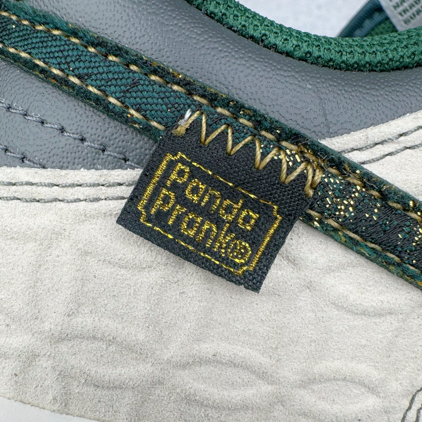 图片[16]-＃YC纯原 NK Dunk Low 蜕尘迎金 DV0833-111 此款以蛇蜕新生为灵感，演绎鳞片重组的艺术美学。鞋身如玉白为底，泼墨般缀入深绿蛇纹，金线如游龙走笔勾勒鳞甲肌理，熔金色Swoosh如蜕下旧壳的瞬间光华，暗藏灵蛇盘踞的流动感。新年踩金鳞，踏出破界锋芒，让足下生风时亦藏东方玄机。定制系列天花板 无原鞋不开发 全系列得物原鞋一比一校对开发 配色持续更新中 终端对接 优势输出 全套原厂楦头原纸板数据档案倾力打造 原汁原味莞产 极致还原 圈内最强针车工艺 高端零售指定版 广东原厂配套原盒原标 鞋盒分三个尺码段 原厂冲刀 超高清洁度 全鞋零毛边皮料切割 采用原厂百宏鞋带以及原厂百宏织唛舌标 内标可供原厂几率过验 进口原装条纹中底布 四线拉帮白色点胶 原厂拉帮手法遵循公司 原厂电绣 极致还原 尺码：36 36.5 37.5 38 38.5 39 40 40.5 41 42 42.5 43 44 44.5 45 46-选品中心