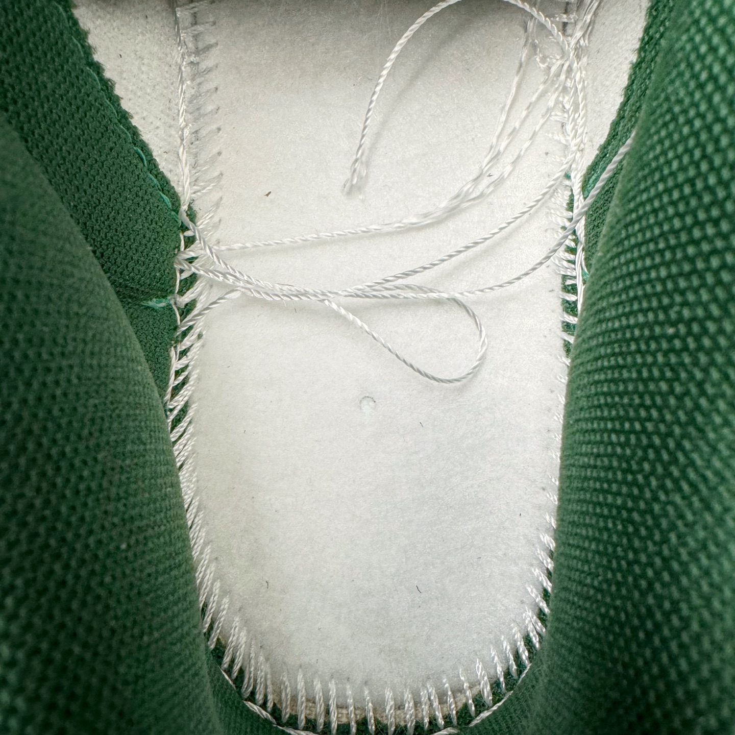 图片[10]-＃YC纯原 NK Dunk Low 蜕尘迎金 DV0833-111 此款以蛇蜕新生为灵感，演绎鳞片重组的艺术美学。鞋身如玉白为底，泼墨般缀入深绿蛇纹，金线如游龙走笔勾勒鳞甲肌理，熔金色Swoosh如蜕下旧壳的瞬间光华，暗藏灵蛇盘踞的流动感。新年踩金鳞，踏出破界锋芒，让足下生风时亦藏东方玄机。定制系列天花板 无原鞋不开发 全系列得物原鞋一比一校对开发 配色持续更新中 终端对接 优势输出 全套原厂楦头原纸板数据档案倾力打造 原汁原味莞产 极致还原 圈内最强针车工艺 高端零售指定版 广东原厂配套原盒原标 鞋盒分三个尺码段 原厂冲刀 超高清洁度 全鞋零毛边皮料切割 采用原厂百宏鞋带以及原厂百宏织唛舌标 内标可供原厂几率过验 进口原装条纹中底布 四线拉帮白色点胶 原厂拉帮手法遵循公司 原厂电绣 极致还原 尺码：36 36.5 37.5 38 38.5 39 40 40.5 41 42 42.5 43 44 44.5 45 46-选品中心