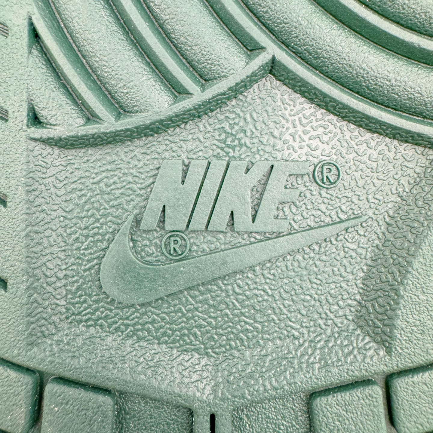 图片[20]-＃YC纯原 NK Dunk Low 蜕尘迎金 DV0833-111 此款以蛇蜕新生为灵感，演绎鳞片重组的艺术美学。鞋身如玉白为底，泼墨般缀入深绿蛇纹，金线如游龙走笔勾勒鳞甲肌理，熔金色Swoosh如蜕下旧壳的瞬间光华，暗藏灵蛇盘踞的流动感。新年踩金鳞，踏出破界锋芒，让足下生风时亦藏东方玄机。定制系列天花板 无原鞋不开发 全系列得物原鞋一比一校对开发 配色持续更新中 终端对接 优势输出 全套原厂楦头原纸板数据档案倾力打造 原汁原味莞产 极致还原 圈内最强针车工艺 高端零售指定版 广东原厂配套原盒原标 鞋盒分三个尺码段 原厂冲刀 超高清洁度 全鞋零毛边皮料切割 采用原厂百宏鞋带以及原厂百宏织唛舌标 内标可供原厂几率过验 进口原装条纹中底布 四线拉帮白色点胶 原厂拉帮手法遵循公司 原厂电绣 极致还原 尺码：36 36.5 37.5 38 38.5 39 40 40.5 41 42 42.5 43 44 44.5 45 46-选品中心