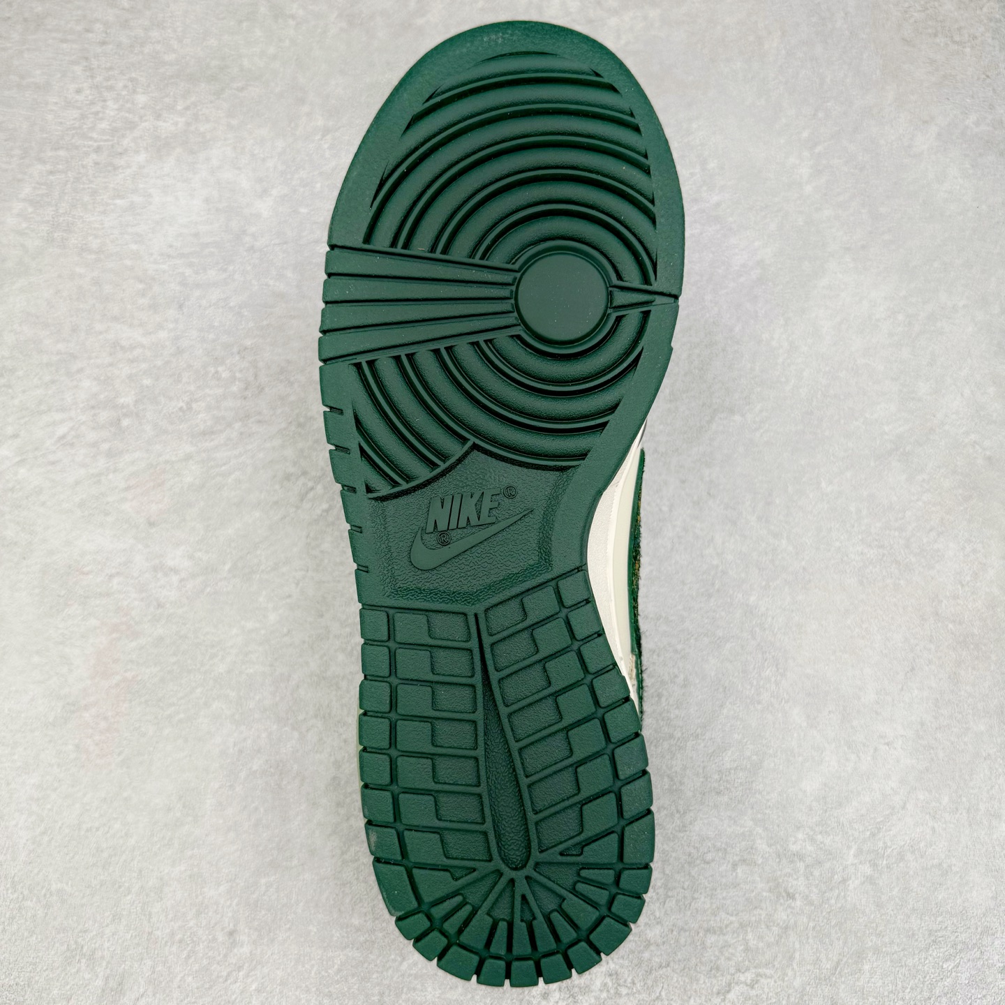 图片[9]-＃YC纯原 NK Dunk Low 蜕尘迎金 DV0833-111 此款以蛇蜕新生为灵感，演绎鳞片重组的艺术美学。鞋身如玉白为底，泼墨般缀入深绿蛇纹，金线如游龙走笔勾勒鳞甲肌理，熔金色Swoosh如蜕下旧壳的瞬间光华，暗藏灵蛇盘踞的流动感。新年踩金鳞，踏出破界锋芒，让足下生风时亦藏东方玄机。定制系列天花板 无原鞋不开发 全系列得物原鞋一比一校对开发 配色持续更新中 终端对接 优势输出 全套原厂楦头原纸板数据档案倾力打造 原汁原味莞产 极致还原 圈内最强针车工艺 高端零售指定版 广东原厂配套原盒原标 鞋盒分三个尺码段 原厂冲刀 超高清洁度 全鞋零毛边皮料切割 采用原厂百宏鞋带以及原厂百宏织唛舌标 内标可供原厂几率过验 进口原装条纹中底布 四线拉帮白色点胶 原厂拉帮手法遵循公司 原厂电绣 极致还原 尺码：36 36.5 37.5 38 38.5 39 40 40.5 41 42 42.5 43 44 44.5 45 46-选品中心