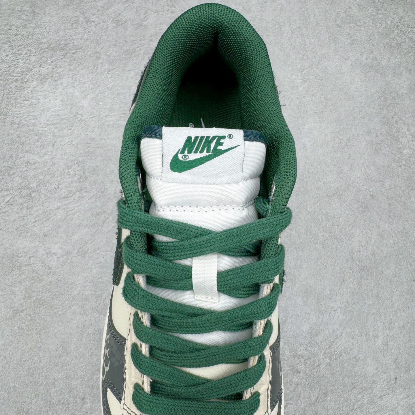 图片[5]-＃YC纯原 NK Dunk Low 蜕尘迎金 DV0833-111 此款以蛇蜕新生为灵感，演绎鳞片重组的艺术美学。鞋身如玉白为底，泼墨般缀入深绿蛇纹，金线如游龙走笔勾勒鳞甲肌理，熔金色Swoosh如蜕下旧壳的瞬间光华，暗藏灵蛇盘踞的流动感。新年踩金鳞，踏出破界锋芒，让足下生风时亦藏东方玄机。定制系列天花板 无原鞋不开发 全系列得物原鞋一比一校对开发 配色持续更新中 终端对接 优势输出 全套原厂楦头原纸板数据档案倾力打造 原汁原味莞产 极致还原 圈内最强针车工艺 高端零售指定版 广东原厂配套原盒原标 鞋盒分三个尺码段 原厂冲刀 超高清洁度 全鞋零毛边皮料切割 采用原厂百宏鞋带以及原厂百宏织唛舌标 内标可供原厂几率过验 进口原装条纹中底布 四线拉帮白色点胶 原厂拉帮手法遵循公司 原厂电绣 极致还原 尺码：36 36.5 37.5 38 38.5 39 40 40.5 41 42 42.5 43 44 44.5 45 46-选品中心
