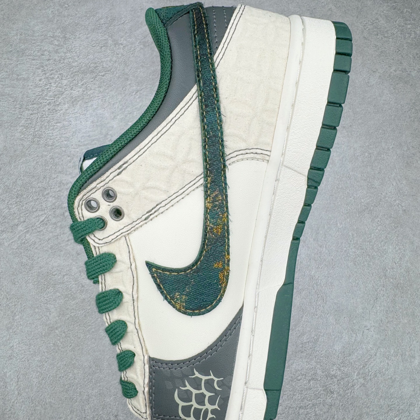 图片[7]-＃YC纯原 NK Dunk Low 蜕尘迎金 DV0833-111 此款以蛇蜕新生为灵感，演绎鳞片重组的艺术美学。鞋身如玉白为底，泼墨般缀入深绿蛇纹，金线如游龙走笔勾勒鳞甲肌理，熔金色Swoosh如蜕下旧壳的瞬间光华，暗藏灵蛇盘踞的流动感。新年踩金鳞，踏出破界锋芒，让足下生风时亦藏东方玄机。定制系列天花板 无原鞋不开发 全系列得物原鞋一比一校对开发 配色持续更新中 终端对接 优势输出 全套原厂楦头原纸板数据档案倾力打造 原汁原味莞产 极致还原 圈内最强针车工艺 高端零售指定版 广东原厂配套原盒原标 鞋盒分三个尺码段 原厂冲刀 超高清洁度 全鞋零毛边皮料切割 采用原厂百宏鞋带以及原厂百宏织唛舌标 内标可供原厂几率过验 进口原装条纹中底布 四线拉帮白色点胶 原厂拉帮手法遵循公司 原厂电绣 极致还原 尺码：36 36.5 37.5 38 38.5 39 40 40.5 41 42 42.5 43 44 44.5 45 46-选品中心