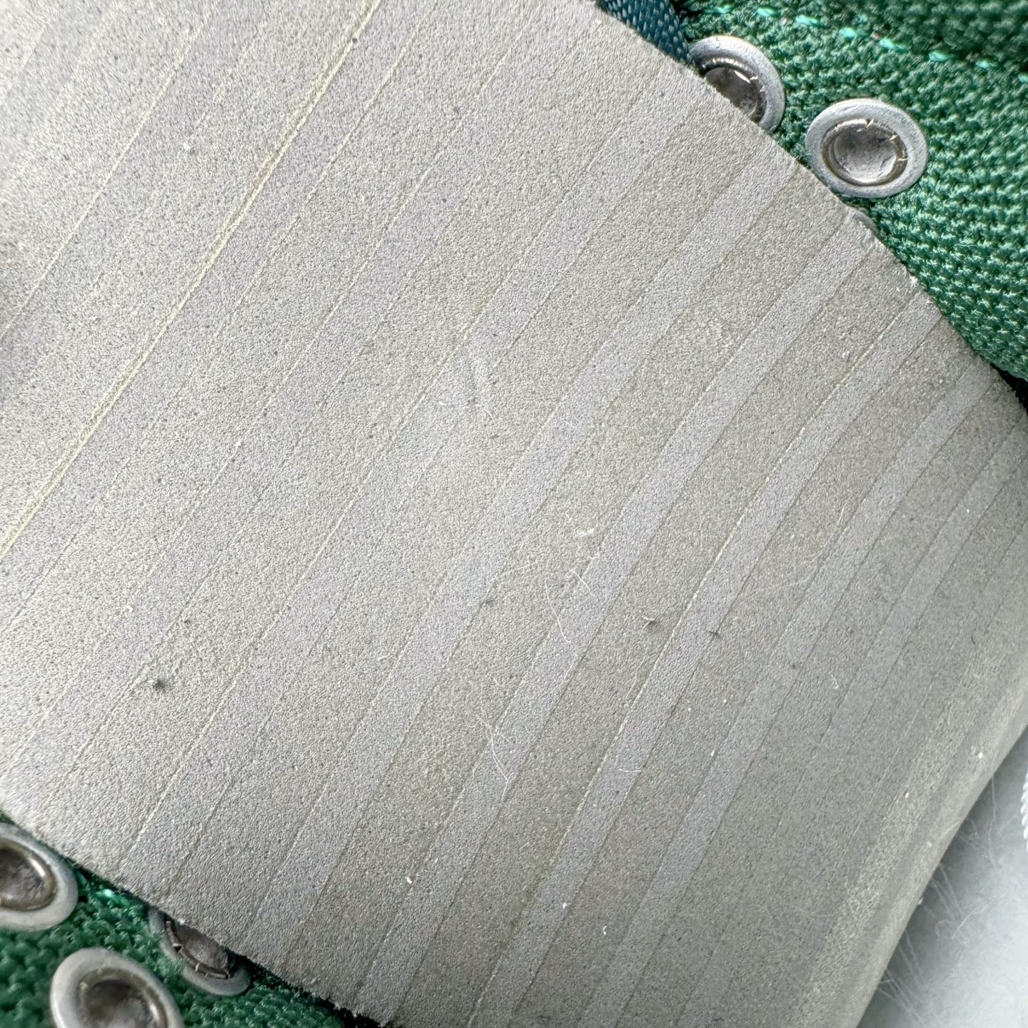 图片[11]-＃YC纯原 NK Dunk Low 蜕尘迎金 DV0833-111 此款以蛇蜕新生为灵感，演绎鳞片重组的艺术美学。鞋身如玉白为底，泼墨般缀入深绿蛇纹，金线如游龙走笔勾勒鳞甲肌理，熔金色Swoosh如蜕下旧壳的瞬间光华，暗藏灵蛇盘踞的流动感。新年踩金鳞，踏出破界锋芒，让足下生风时亦藏东方玄机。定制系列天花板 无原鞋不开发 全系列得物原鞋一比一校对开发 配色持续更新中 终端对接 优势输出 全套原厂楦头原纸板数据档案倾力打造 原汁原味莞产 极致还原 圈内最强针车工艺 高端零售指定版 广东原厂配套原盒原标 鞋盒分三个尺码段 原厂冲刀 超高清洁度 全鞋零毛边皮料切割 采用原厂百宏鞋带以及原厂百宏织唛舌标 内标可供原厂几率过验 进口原装条纹中底布 四线拉帮白色点胶 原厂拉帮手法遵循公司 原厂电绣 极致还原 尺码：36 36.5 37.5 38 38.5 39 40 40.5 41 42 42.5 43 44 44.5 45 46-选品中心