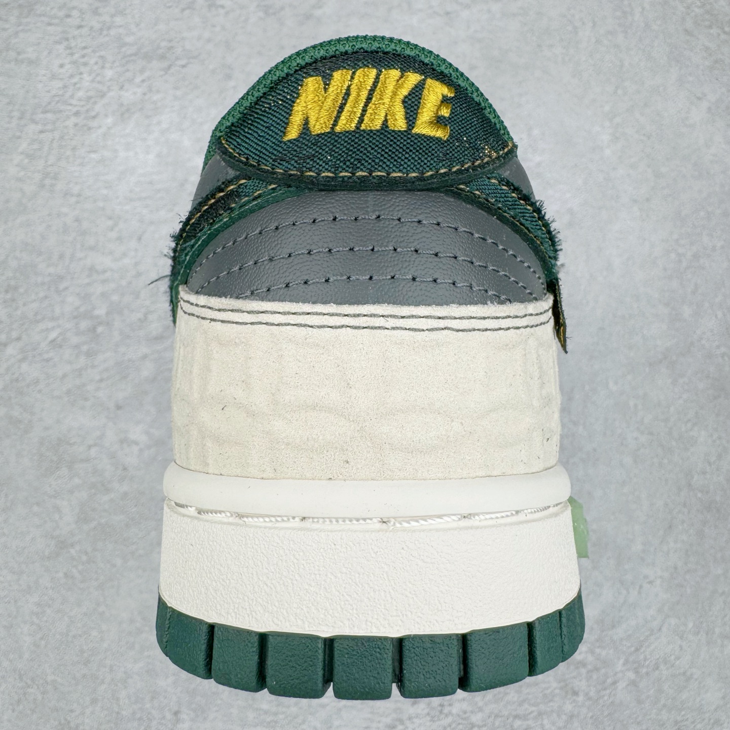 图片[8]-＃YC纯原 NK Dunk Low 蜕尘迎金 DV0833-111 此款以蛇蜕新生为灵感，演绎鳞片重组的艺术美学。鞋身如玉白为底，泼墨般缀入深绿蛇纹，金线如游龙走笔勾勒鳞甲肌理，熔金色Swoosh如蜕下旧壳的瞬间光华，暗藏灵蛇盘踞的流动感。新年踩金鳞，踏出破界锋芒，让足下生风时亦藏东方玄机。定制系列天花板 无原鞋不开发 全系列得物原鞋一比一校对开发 配色持续更新中 终端对接 优势输出 全套原厂楦头原纸板数据档案倾力打造 原汁原味莞产 极致还原 圈内最强针车工艺 高端零售指定版 广东原厂配套原盒原标 鞋盒分三个尺码段 原厂冲刀 超高清洁度 全鞋零毛边皮料切割 采用原厂百宏鞋带以及原厂百宏织唛舌标 内标可供原厂几率过验 进口原装条纹中底布 四线拉帮白色点胶 原厂拉帮手法遵循公司 原厂电绣 极致还原 尺码：36 36.5 37.5 38 38.5 39 40 40.5 41 42 42.5 43 44 44.5 45 46-选品中心