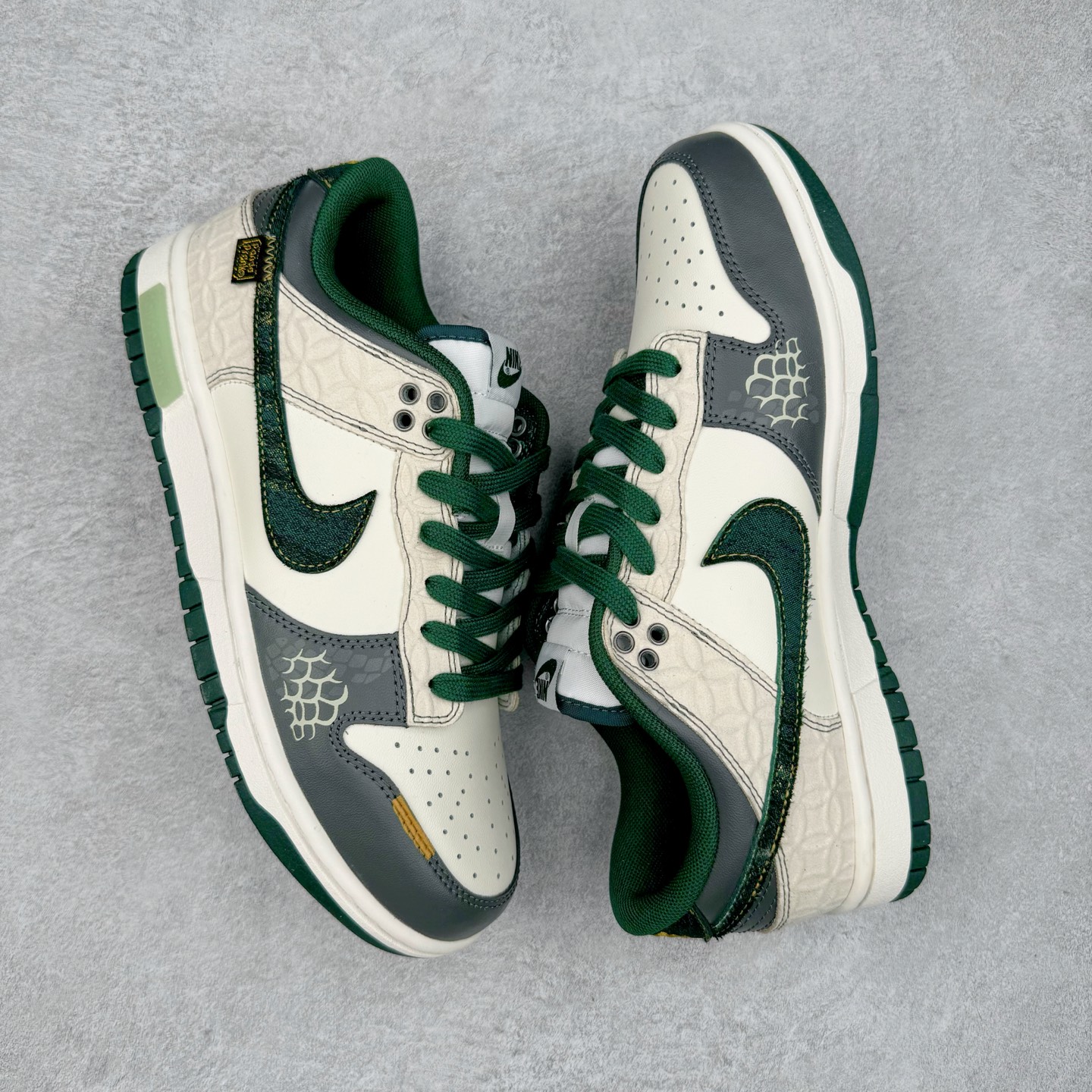 图片[3]-＃YC纯原 NK Dunk Low 蜕尘迎金 DV0833-111 此款以蛇蜕新生为灵感，演绎鳞片重组的艺术美学。鞋身如玉白为底，泼墨般缀入深绿蛇纹，金线如游龙走笔勾勒鳞甲肌理，熔金色Swoosh如蜕下旧壳的瞬间光华，暗藏灵蛇盘踞的流动感。新年踩金鳞，踏出破界锋芒，让足下生风时亦藏东方玄机。定制系列天花板 无原鞋不开发 全系列得物原鞋一比一校对开发 配色持续更新中 终端对接 优势输出 全套原厂楦头原纸板数据档案倾力打造 原汁原味莞产 极致还原 圈内最强针车工艺 高端零售指定版 广东原厂配套原盒原标 鞋盒分三个尺码段 原厂冲刀 超高清洁度 全鞋零毛边皮料切割 采用原厂百宏鞋带以及原厂百宏织唛舌标 内标可供原厂几率过验 进口原装条纹中底布 四线拉帮白色点胶 原厂拉帮手法遵循公司 原厂电绣 极致还原 尺码：36 36.5 37.5 38 38.5 39 40 40.5 41 42 42.5 43 44 44.5 45 46-选品中心