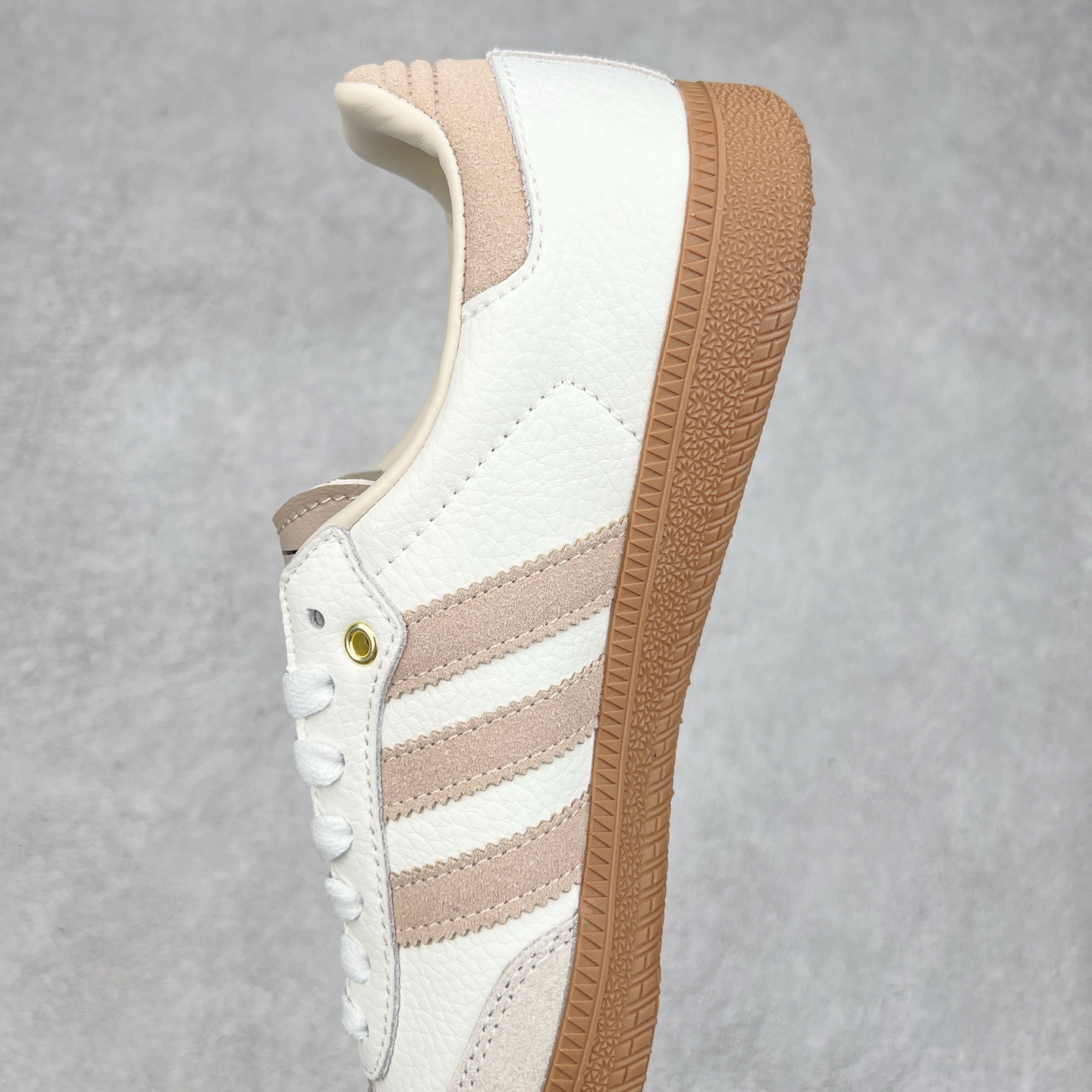 图片[7]-AD Original Samba OG 复古经典轻便板鞋 GV8358 这款桑巴鞋展示了高质量的工艺 带有装饰的超锁缝制和无缝的手感 柔软、柔软的皮革造型和标志性的3条纹完成了精致的外观 正规合身鞋带 鞋面上有绒面鞋垫 橡胶鞋底 享受正畸套筒软感 自50年代首次亮相以来就一直在赢得粉丝的青睐 尺码：36 36.5 37.5 38 38.5 39 40 40.5 41 42 42.5 43 44 44.5 45-选品中心