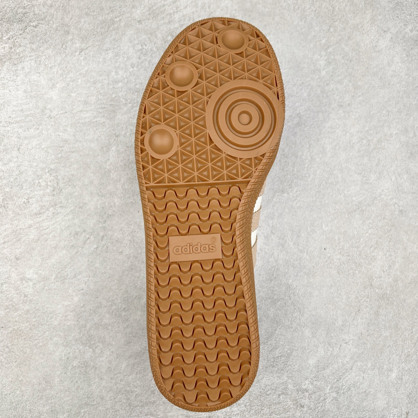 图片[9]-AD Original Samba OG 复古经典轻便板鞋 GV8358 这款桑巴鞋展示了高质量的工艺 带有装饰的超锁缝制和无缝的手感 柔软、柔软的皮革造型和标志性的3条纹完成了精致的外观 正规合身鞋带 鞋面上有绒面鞋垫 橡胶鞋底 享受正畸套筒软感 自50年代首次亮相以来就一直在赢得粉丝的青睐 尺码：36 36.5 37.5 38 38.5 39 40 40.5 41 42 42.5 43 44 44.5 45-选品中心