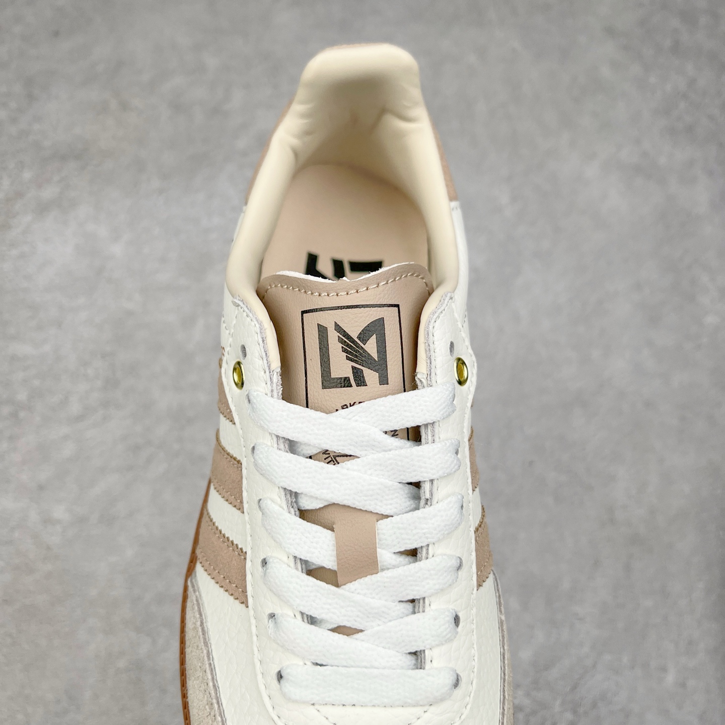 图片[5]-AD Original Samba OG 复古经典轻便板鞋 GV8358 这款桑巴鞋展示了高质量的工艺 带有装饰的超锁缝制和无缝的手感 柔软、柔软的皮革造型和标志性的3条纹完成了精致的外观 正规合身鞋带 鞋面上有绒面鞋垫 橡胶鞋底 享受正畸套筒软感 自50年代首次亮相以来就一直在赢得粉丝的青睐 尺码：36 36.5 37.5 38 38.5 39 40 40.5 41 42 42.5 43 44 44.5 45-选品中心