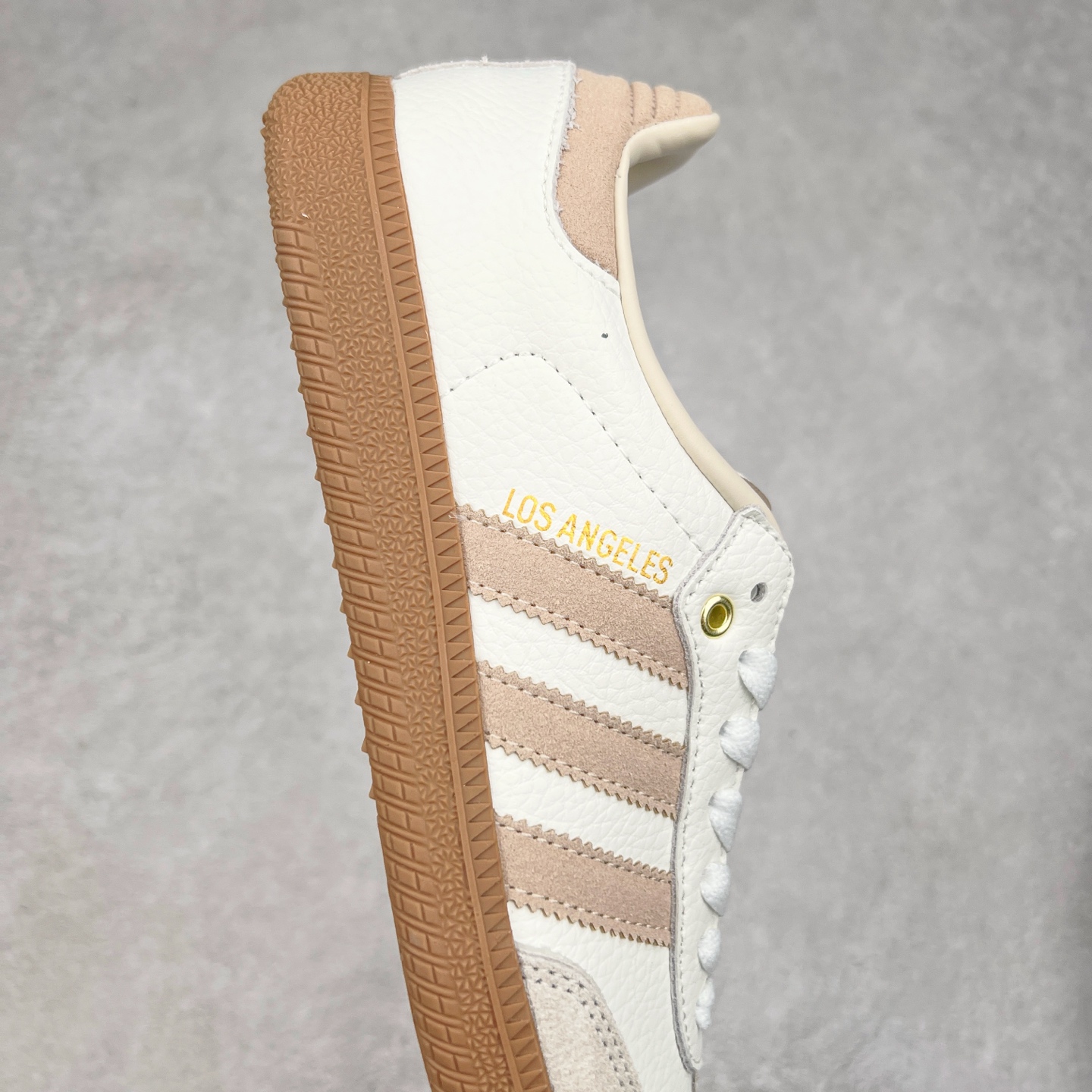 图片[6]-AD Original Samba OG 复古经典轻便板鞋 GV8358 这款桑巴鞋展示了高质量的工艺 带有装饰的超锁缝制和无缝的手感 柔软、柔软的皮革造型和标志性的3条纹完成了精致的外观 正规合身鞋带 鞋面上有绒面鞋垫 橡胶鞋底 享受正畸套筒软感 自50年代首次亮相以来就一直在赢得粉丝的青睐 尺码：36 36.5 37.5 38 38.5 39 40 40.5 41 42 42.5 43 44 44.5 45-选品中心