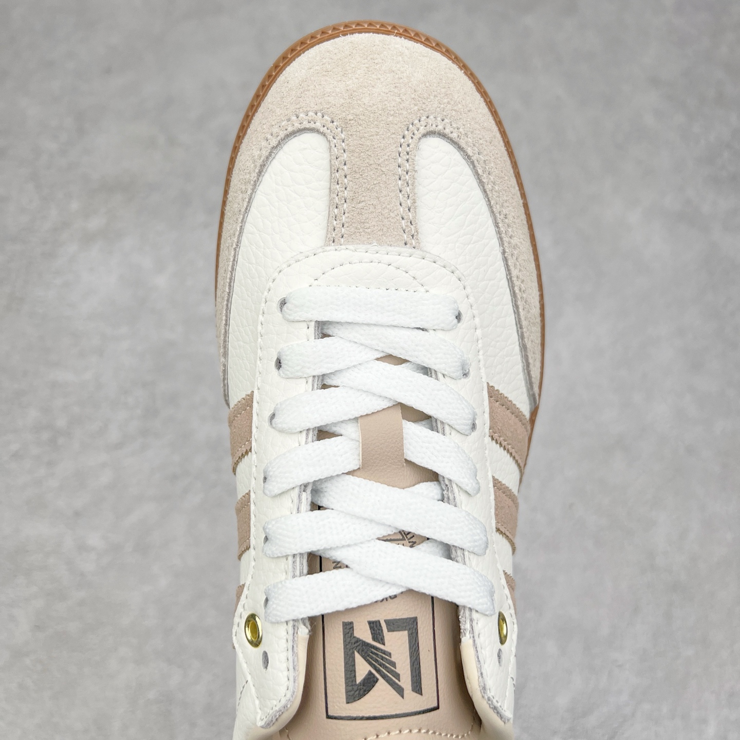 图片[4]-AD Original Samba OG 复古经典轻便板鞋 GV8358 这款桑巴鞋展示了高质量的工艺 带有装饰的超锁缝制和无缝的手感 柔软、柔软的皮革造型和标志性的3条纹完成了精致的外观 正规合身鞋带 鞋面上有绒面鞋垫 橡胶鞋底 享受正畸套筒软感 自50年代首次亮相以来就一直在赢得粉丝的青睐 尺码：36 36.5 37.5 38 38.5 39 40 40.5 41 42 42.5 43 44 44.5 45-选品中心