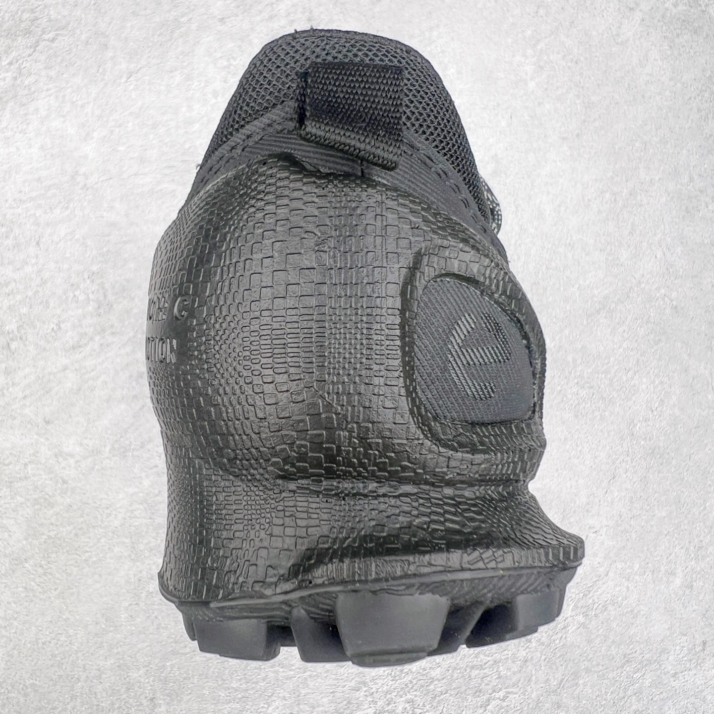 图片[8]-ECCO爱步男士15周年 运动休闲鞋 轻便缓震跑步鞋 健步BIOMC 市面最高版本 甄选优质皮面搭配纺织衬里，脚感柔软舒适，透气不闷脚 鞋舌及鞋垫上的周年LOGO设计 纪念属于BIOM的15载生机之旅 自然律动科技，符合人体工学鞋楦，贴近足部天然形态 直接注塑工艺连接鞋面与鞋底，一体成型，合脚稳固 橡胶外底适应多种形态，抓地耐磨，稳定支撑 都市探索 步履悠然 尺码：39 40 41 42 43 44 （正常码）-选品中心