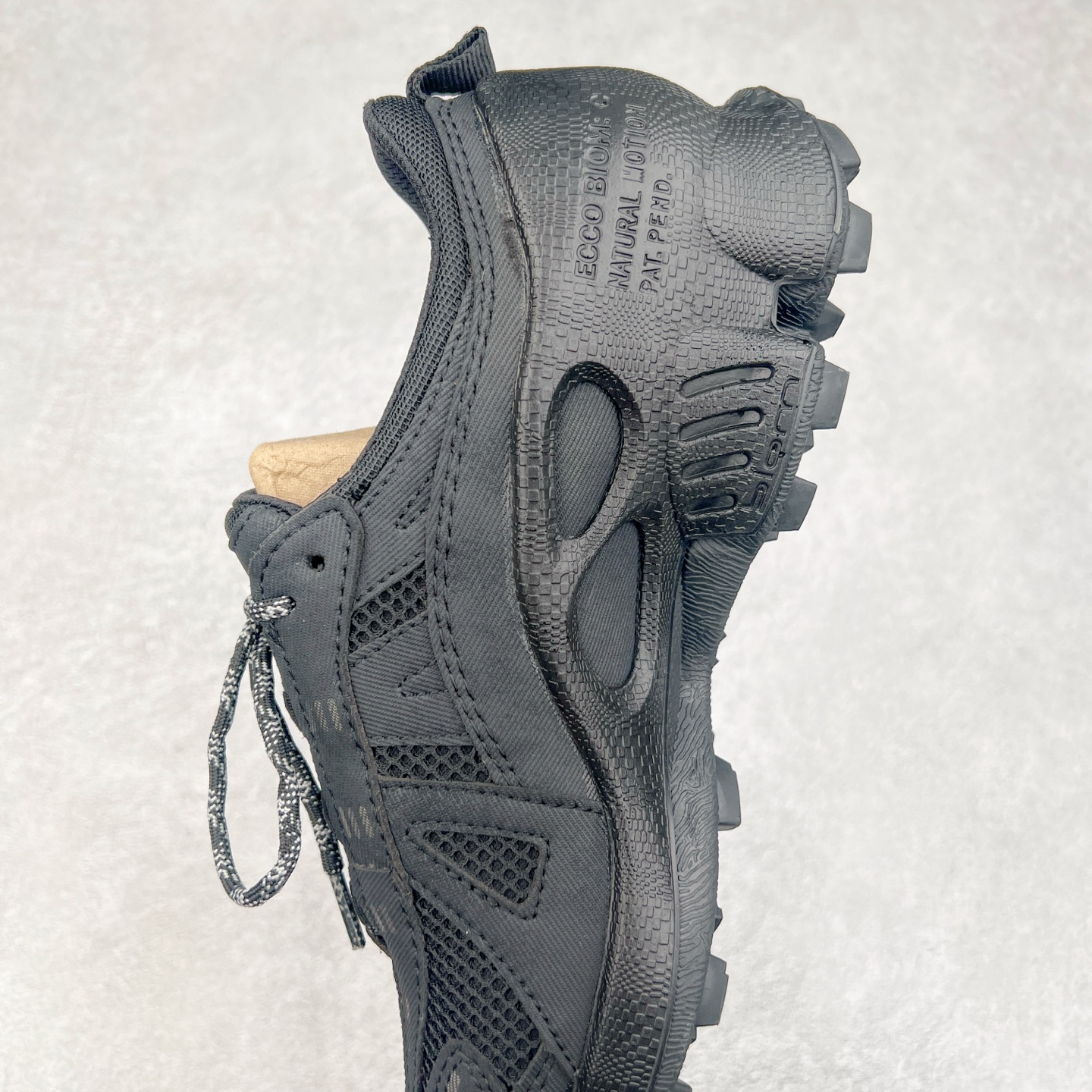 图片[7]-ECCO爱步男士15周年 运动休闲鞋 轻便缓震跑步鞋 健步BIOMC 市面最高版本 甄选优质皮面搭配纺织衬里，脚感柔软舒适，透气不闷脚 鞋舌及鞋垫上的周年LOGO设计 纪念属于BIOM的15载生机之旅 自然律动科技，符合人体工学鞋楦，贴近足部天然形态 直接注塑工艺连接鞋面与鞋底，一体成型，合脚稳固 橡胶外底适应多种形态，抓地耐磨，稳定支撑 都市探索 步履悠然 尺码：39 40 41 42 43 44 （正常码）-选品中心