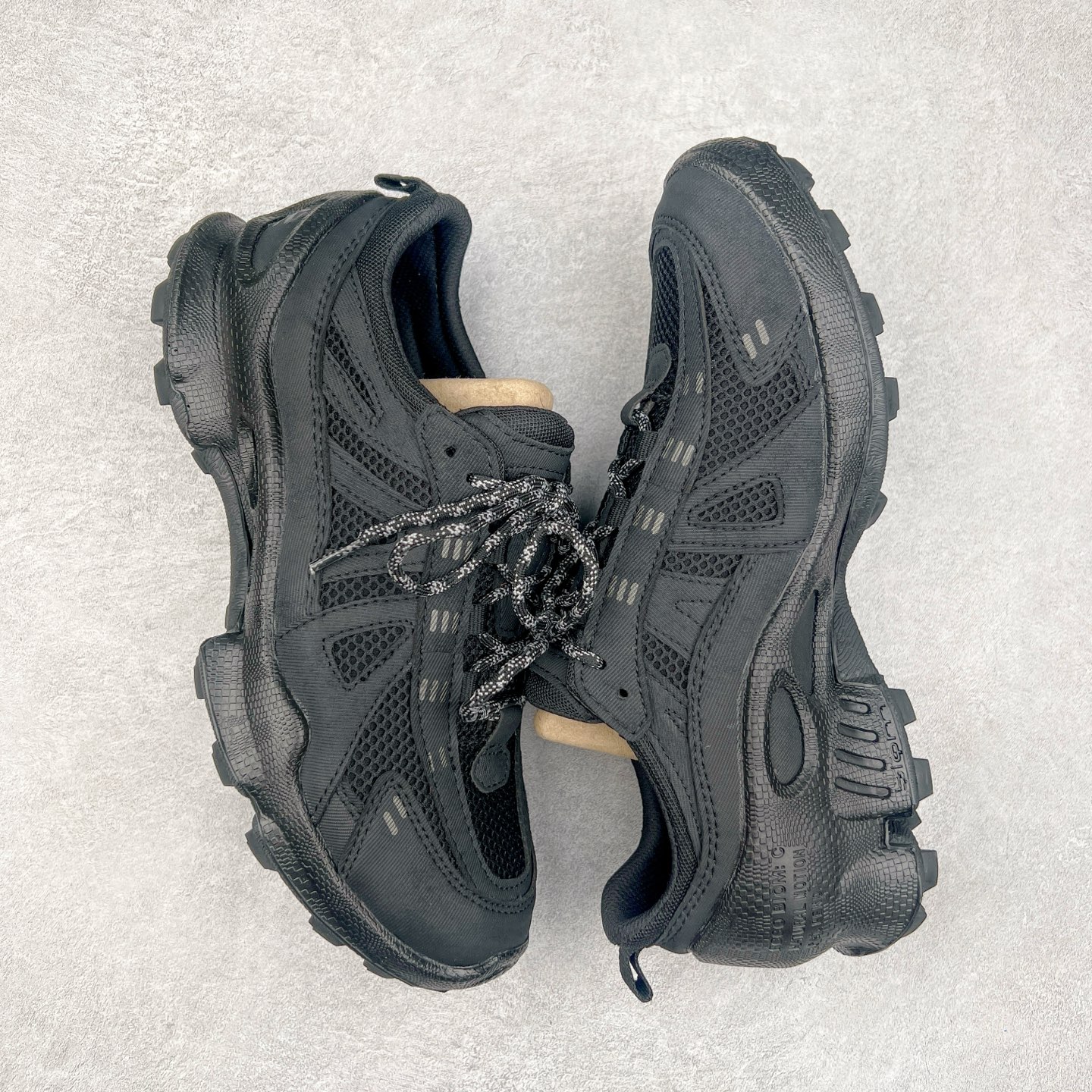 图片[3]-ECCO爱步男士15周年 运动休闲鞋 轻便缓震跑步鞋 健步BIOMC 市面最高版本 甄选优质皮面搭配纺织衬里，脚感柔软舒适，透气不闷脚 鞋舌及鞋垫上的周年LOGO设计 纪念属于BIOM的15载生机之旅 自然律动科技，符合人体工学鞋楦，贴近足部天然形态 直接注塑工艺连接鞋面与鞋底，一体成型，合脚稳固 橡胶外底适应多种形态，抓地耐磨，稳定支撑 都市探索 步履悠然 尺码：39 40 41 42 43 44 （正常码）-选品中心