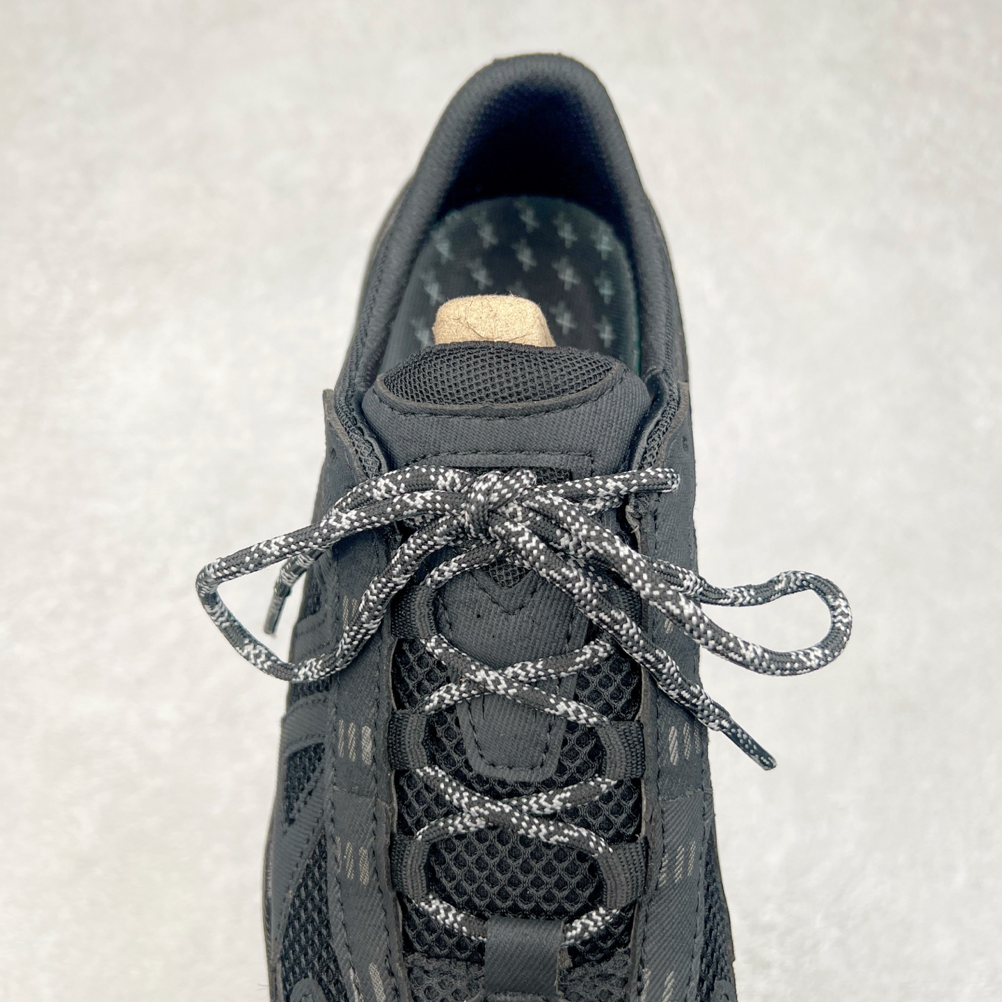 图片[5]-ECCO爱步男士15周年 运动休闲鞋 轻便缓震跑步鞋 健步BIOMC 市面最高版本 甄选优质皮面搭配纺织衬里，脚感柔软舒适，透气不闷脚 鞋舌及鞋垫上的周年LOGO设计 纪念属于BIOM的15载生机之旅 自然律动科技，符合人体工学鞋楦，贴近足部天然形态 直接注塑工艺连接鞋面与鞋底，一体成型，合脚稳固 橡胶外底适应多种形态，抓地耐磨，稳定支撑 都市探索 步履悠然 尺码：39 40 41 42 43 44 （正常码）-选品中心