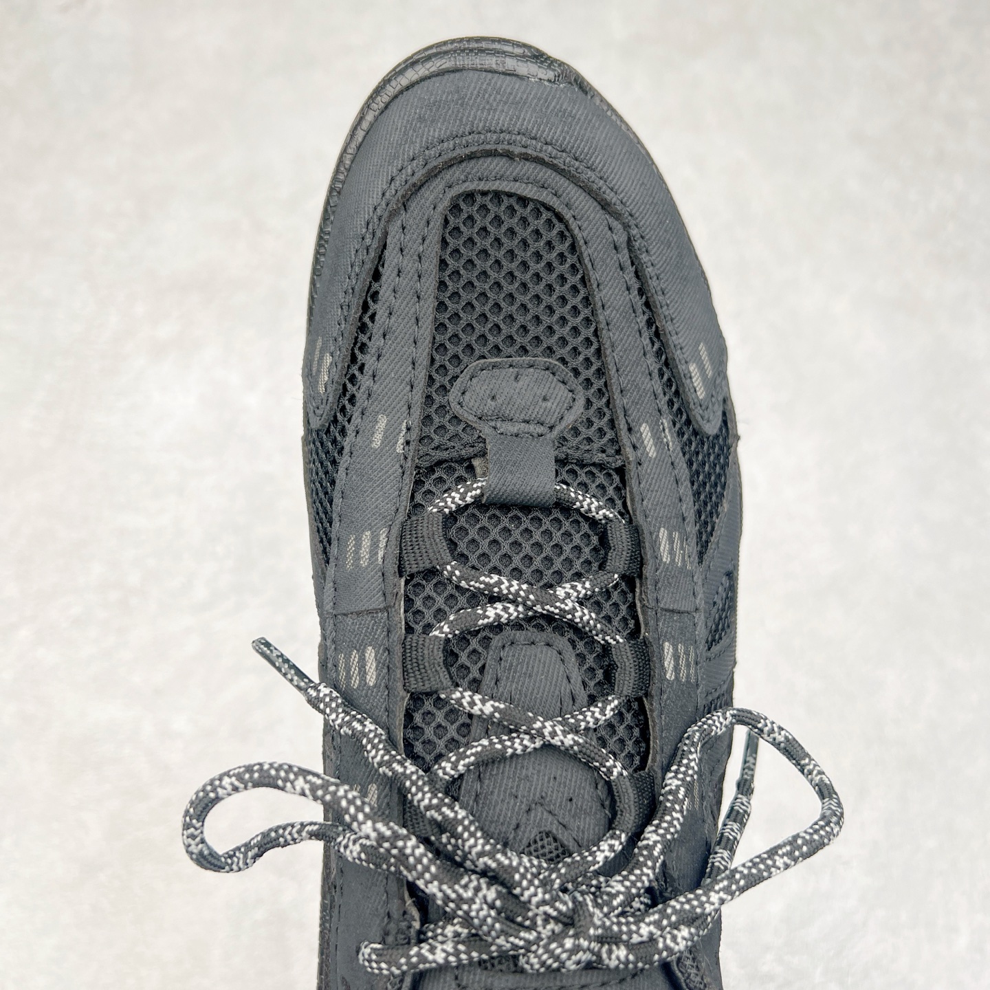 图片[4]-ECCO爱步男士15周年 运动休闲鞋 轻便缓震跑步鞋 健步BIOMC 市面最高版本 甄选优质皮面搭配纺织衬里，脚感柔软舒适，透气不闷脚 鞋舌及鞋垫上的周年LOGO设计 纪念属于BIOM的15载生机之旅 自然律动科技，符合人体工学鞋楦，贴近足部天然形态 直接注塑工艺连接鞋面与鞋底，一体成型，合脚稳固 橡胶外底适应多种形态，抓地耐磨，稳定支撑 都市探索 步履悠然 尺码：39 40 41 42 43 44 （正常码）-选品中心