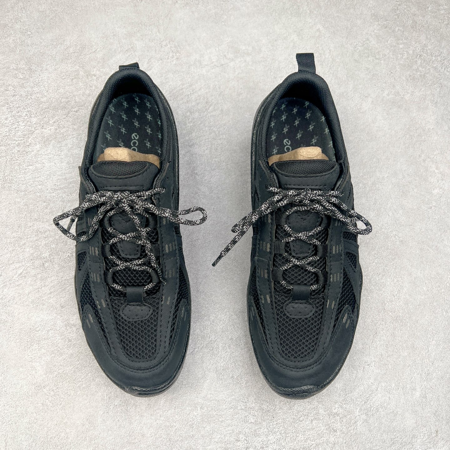 图片[2]-ECCO爱步男士15周年 运动休闲鞋 轻便缓震跑步鞋 健步BIOMC 市面最高版本 甄选优质皮面搭配纺织衬里，脚感柔软舒适，透气不闷脚 鞋舌及鞋垫上的周年LOGO设计 纪念属于BIOM的15载生机之旅 自然律动科技，符合人体工学鞋楦，贴近足部天然形态 直接注塑工艺连接鞋面与鞋底，一体成型，合脚稳固 橡胶外底适应多种形态，抓地耐磨，稳定支撑 都市探索 步履悠然 尺码：39 40 41 42 43 44 （正常码）-选品中心