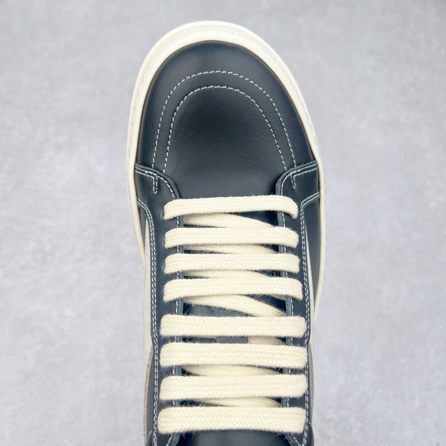 图片[4]-Rick Owens 瑞克·欧文斯 RO低帮皮面时尚板鞋 一比一规格礼盒装 重达3斤以上 配有日文、英文 双语种配件卡片 细节诠释 一件不落 鞋盒三标 正面+底部都一一做到 虽然增加不了实质的成本 但是打磨产品的细节 再微小也会还原 尺码：35 36 37 38 39 40 41 42 43 44 45-选品中心