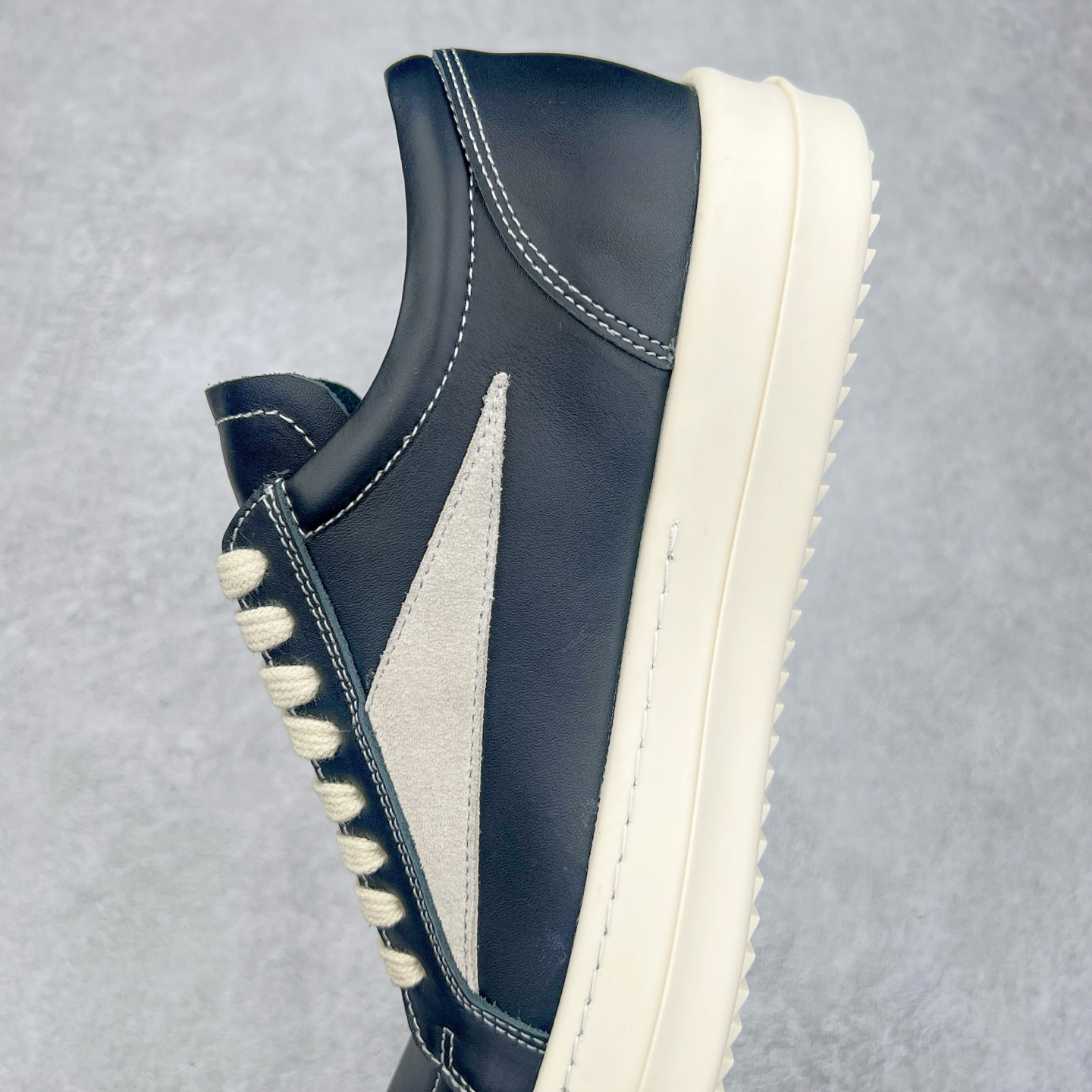 图片[7]-Rick Owens 瑞克·欧文斯 RO低帮皮面时尚板鞋 一比一规格礼盒装 重达3斤以上 配有日文、英文 双语种配件卡片 细节诠释 一件不落 鞋盒三标 正面+底部都一一做到 虽然增加不了实质的成本 但是打磨产品的细节 再微小也会还原 尺码：35 36 37 38 39 40 41 42 43 44 45-选品中心