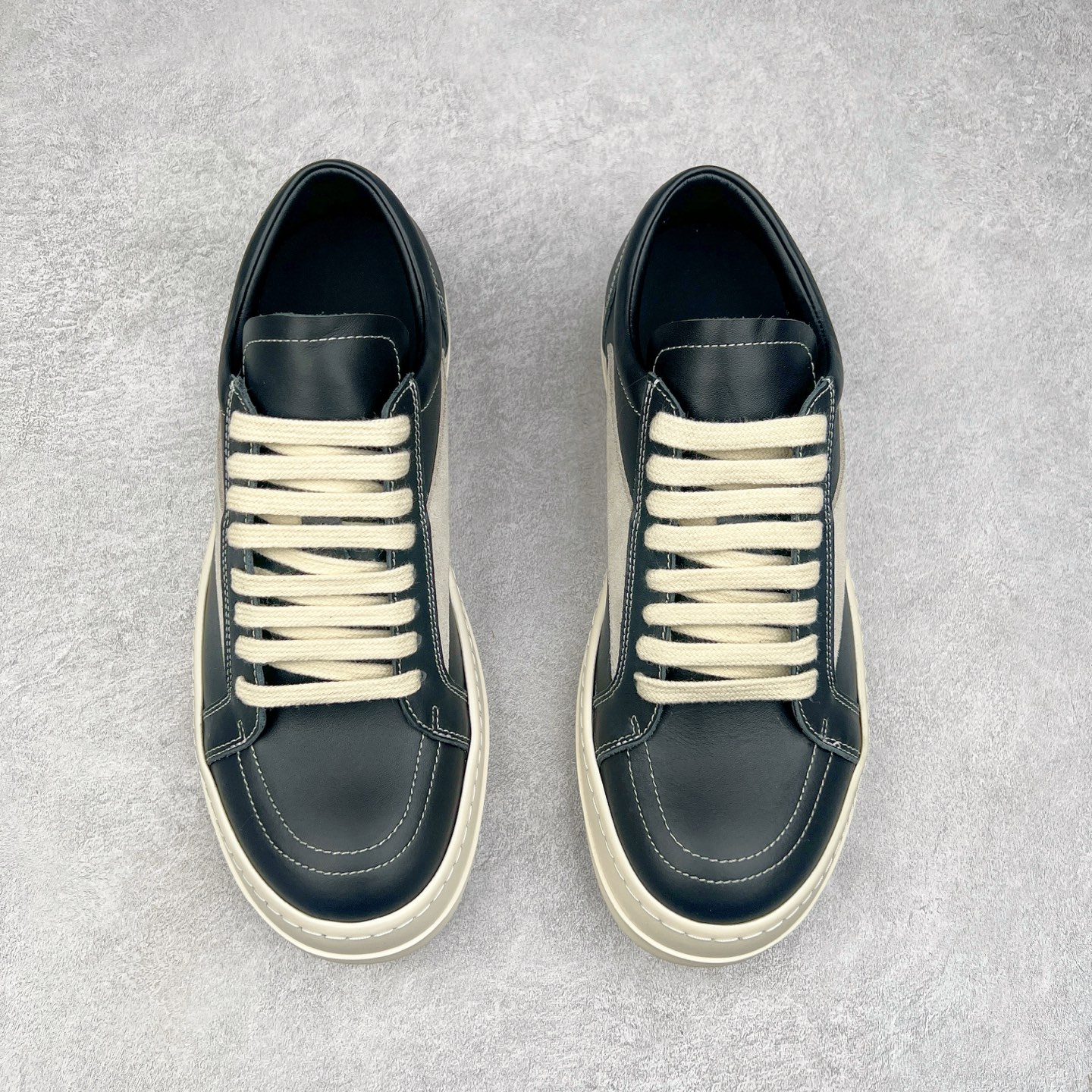 图片[2]-Rick Owens 瑞克·欧文斯 RO低帮皮面时尚板鞋 一比一规格礼盒装 重达3斤以上 配有日文、英文 双语种配件卡片 细节诠释 一件不落 鞋盒三标 正面+底部都一一做到 虽然增加不了实质的成本 但是打磨产品的细节 再微小也会还原 尺码：35 36 37 38 39 40 41 42 43 44 45-选品中心