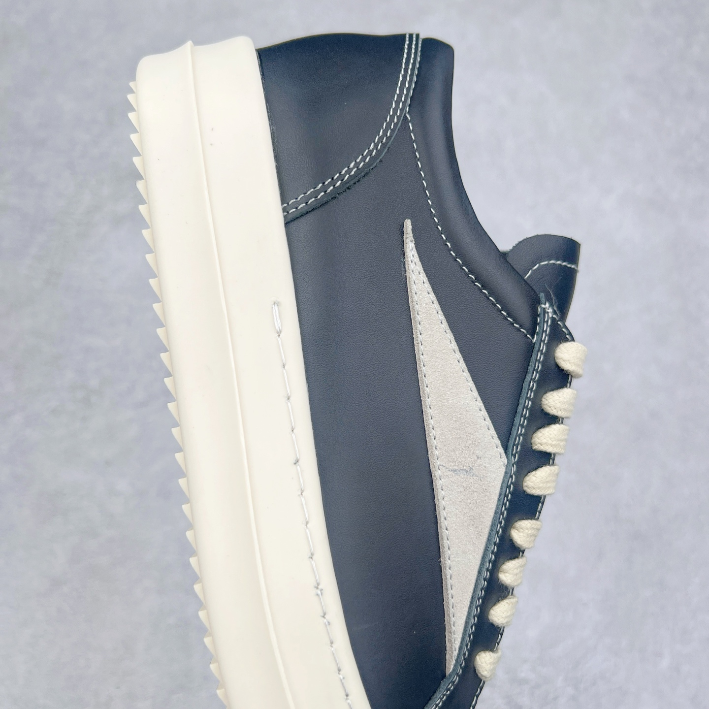 图片[6]-Rick Owens 瑞克·欧文斯 RO低帮皮面时尚板鞋 一比一规格礼盒装 重达3斤以上 配有日文、英文 双语种配件卡片 细节诠释 一件不落 鞋盒三标 正面+底部都一一做到 虽然增加不了实质的成本 但是打磨产品的细节 再微小也会还原 尺码：35 36 37 38 39 40 41 42 43 44 45-选品中心