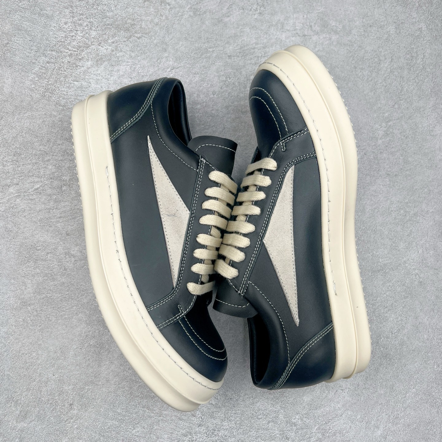 图片[3]-Rick Owens 瑞克·欧文斯 RO低帮皮面时尚板鞋 一比一规格礼盒装 重达3斤以上 配有日文、英文 双语种配件卡片 细节诠释 一件不落 鞋盒三标 正面+底部都一一做到 虽然增加不了实质的成本 但是打磨产品的细节 再微小也会还原 尺码：35 36 37 38 39 40 41 42 43 44 45-选品中心