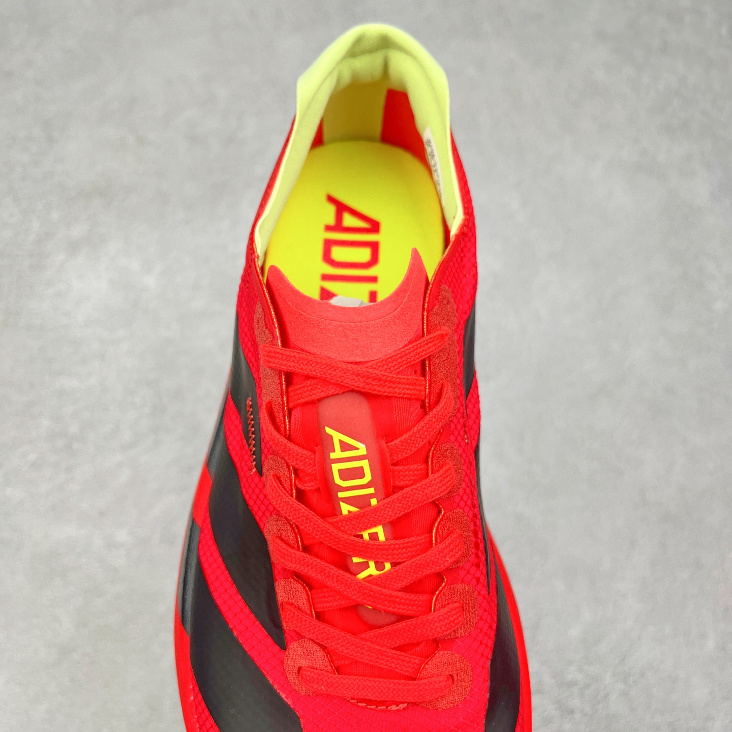 图片[5]-AD Adizero Adios Pro 4 马拉松竞速专业跑鞋 JR6358 CELERMESH针织网面非常轻薄 纤维间的缝隙很大 可以保证跑步时的透气、排汗效果 鞋舌直接与两侧的内衬和鞋底连接在一起 在跑步过程中不会被鞋舌的左右移动所困扰 在标准鞋带孔的基础上再拓宽一组鞋带孔 适合不同脚型的需求 突破性 EnergyRods 技术，有助于跑者实现更好的成绩 中底独特的LIGHTSTRIKE PRO泡棉材质 微弹感觉在跑步过程中给予了良好的支撑体验 对于顶级精英和高水平进阶跑者来说 ADIOS PRO是一双值得信赖的竞速比赛用鞋 尺码：36 36.5 37.5 38 38.5 39 40 40.5 41 42 42.5 43 44 44.5 45-选品中心