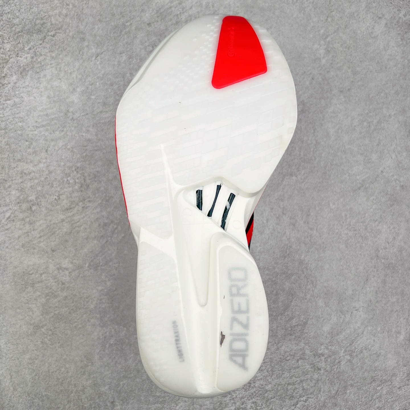 图片[9]-AD Adizero Adios Pro 4 马拉松竞速专业跑鞋 JR6358 CELERMESH针织网面非常轻薄 纤维间的缝隙很大 可以保证跑步时的透气、排汗效果 鞋舌直接与两侧的内衬和鞋底连接在一起 在跑步过程中不会被鞋舌的左右移动所困扰 在标准鞋带孔的基础上再拓宽一组鞋带孔 适合不同脚型的需求 突破性 EnergyRods 技术，有助于跑者实现更好的成绩 中底独特的LIGHTSTRIKE PRO泡棉材质 微弹感觉在跑步过程中给予了良好的支撑体验 对于顶级精英和高水平进阶跑者来说 ADIOS PRO是一双值得信赖的竞速比赛用鞋 尺码：36 36.5 37.5 38 38.5 39 40 40.5 41 42 42.5 43 44 44.5 45-选品中心