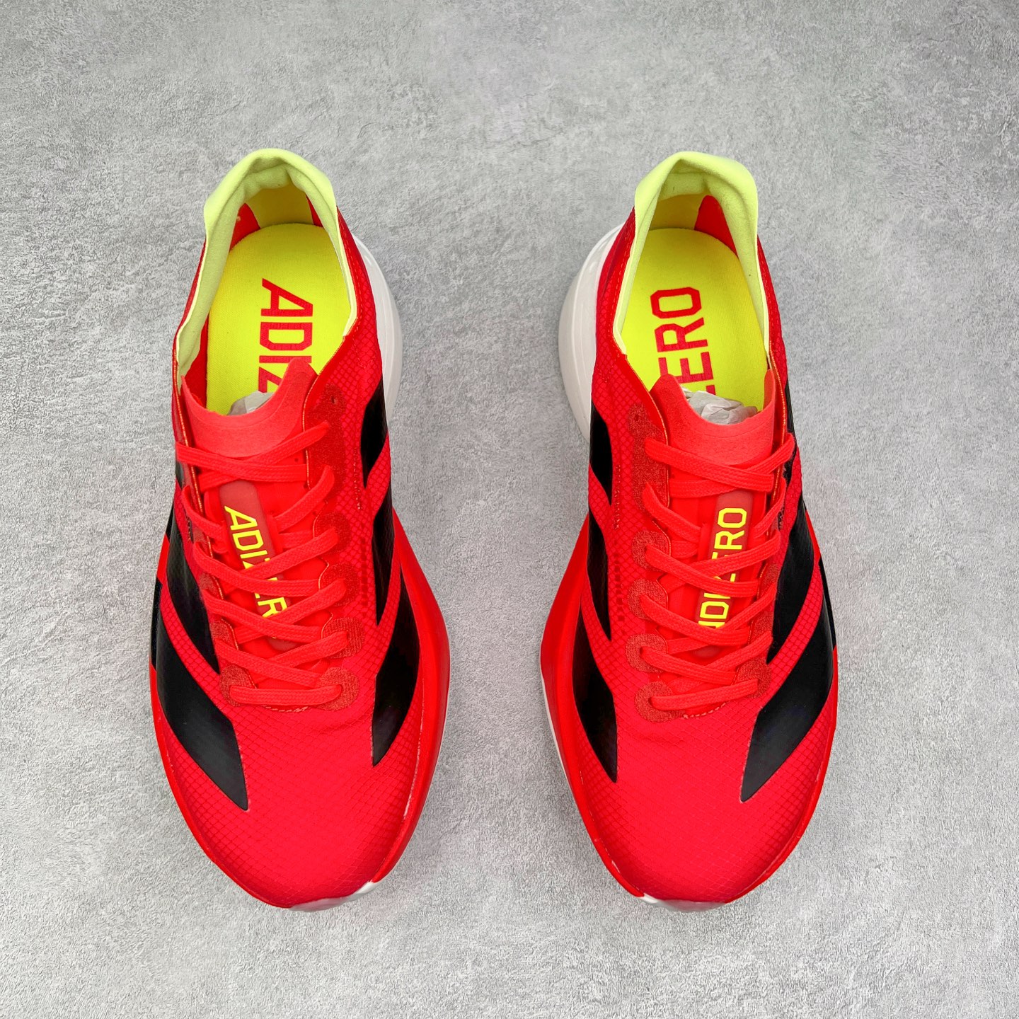 图片[2]-AD Adizero Adios Pro 4 马拉松竞速专业跑鞋 JR6358 CELERMESH针织网面非常轻薄 纤维间的缝隙很大 可以保证跑步时的透气、排汗效果 鞋舌直接与两侧的内衬和鞋底连接在一起 在跑步过程中不会被鞋舌的左右移动所困扰 在标准鞋带孔的基础上再拓宽一组鞋带孔 适合不同脚型的需求 突破性 EnergyRods 技术，有助于跑者实现更好的成绩 中底独特的LIGHTSTRIKE PRO泡棉材质 微弹感觉在跑步过程中给予了良好的支撑体验 对于顶级精英和高水平进阶跑者来说 ADIOS PRO是一双值得信赖的竞速比赛用鞋 尺码：36 36.5 37.5 38 38.5 39 40 40.5 41 42 42.5 43 44 44.5 45-选品中心